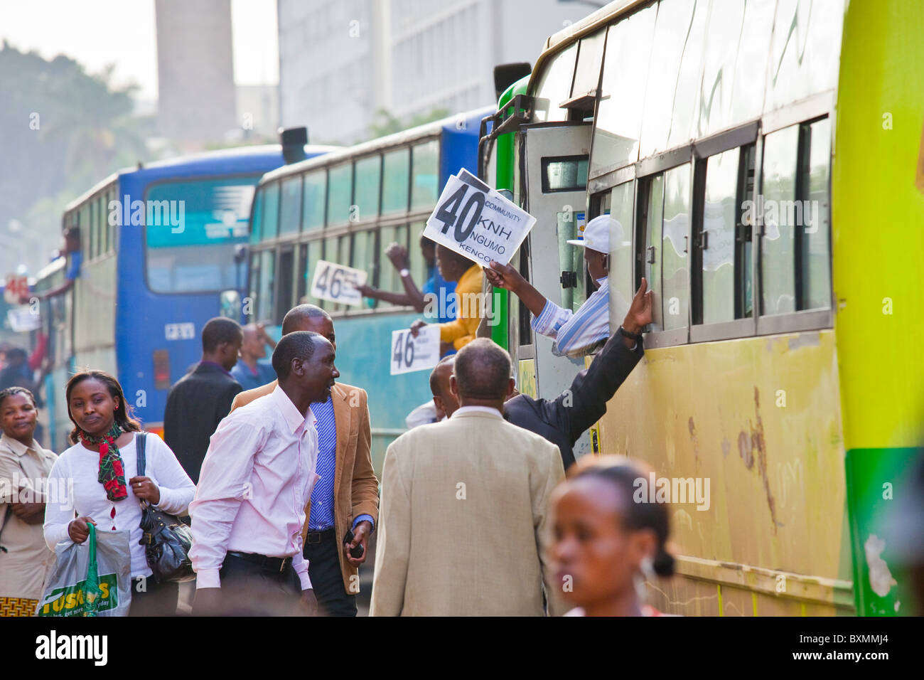 Fahrern einsteigen in Busse in Nairobi, Kenia Stockfoto