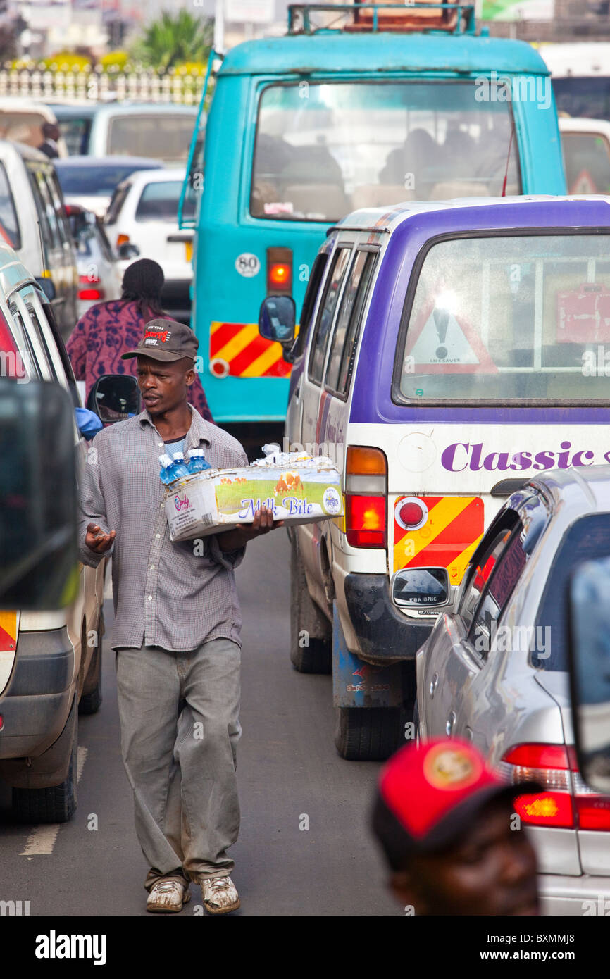 Anbieter verkaufen Wasser im dichten Verkehr, Nairobi, Kenia Stockfoto
