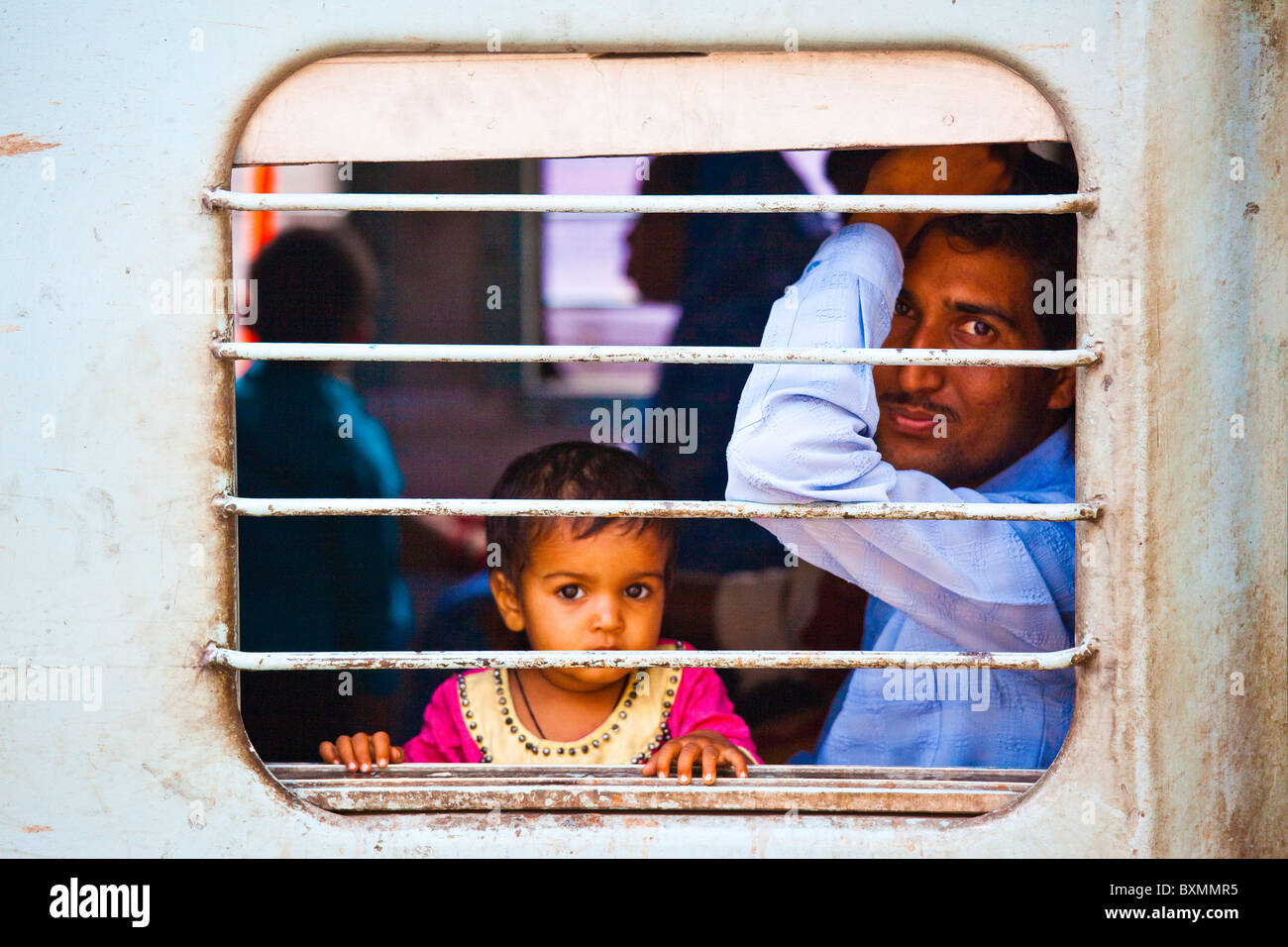 Indischer Vater und Kind in einem Zug im Agra Fort Railway Station in Agra Indien Stockfoto