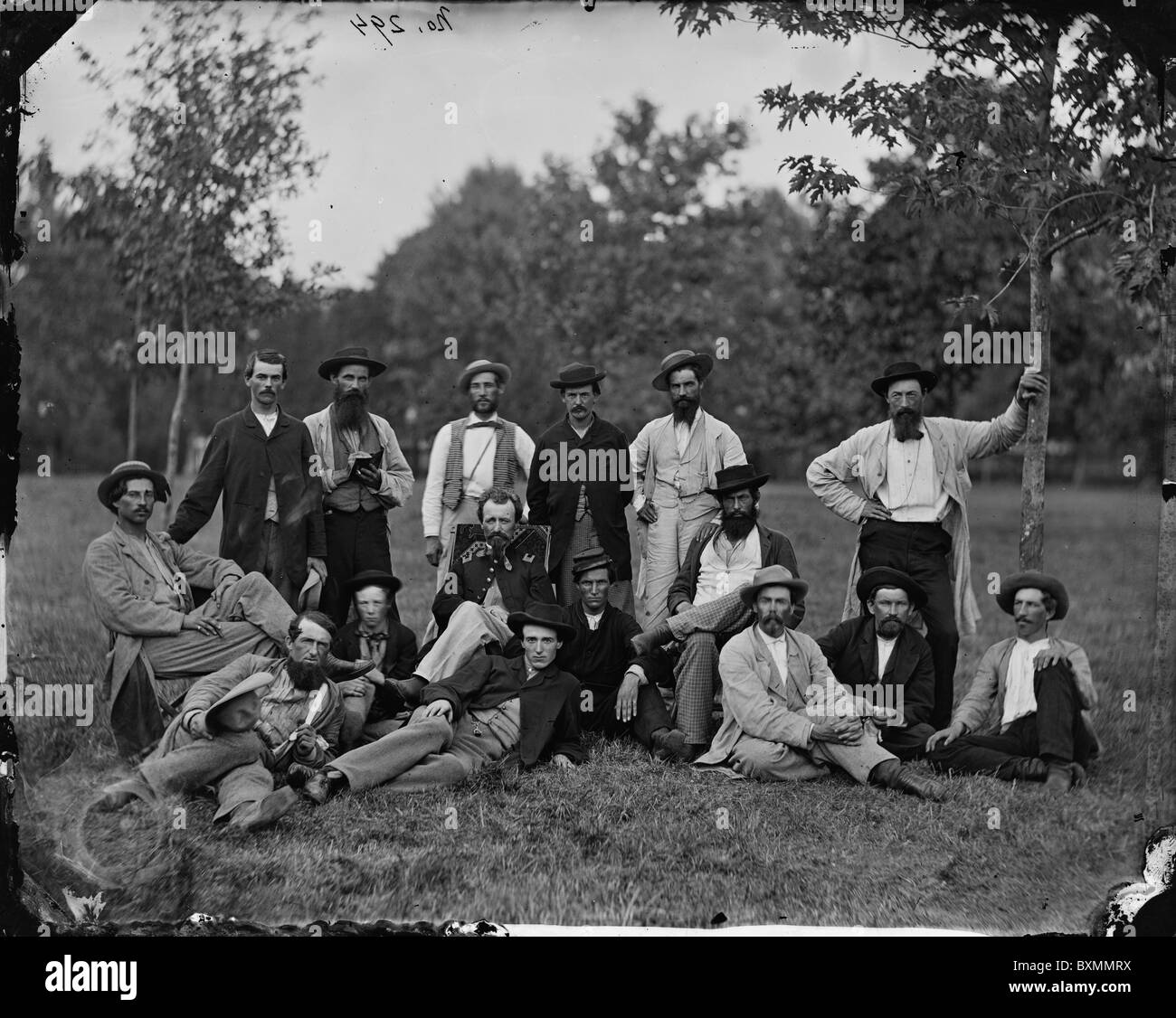 Pfadfinderinnen und Pfadfinder, Armee der Potomac Aufklärung Nacht- und Nebelaktion Glas Platte negative Mode 1860er Jahren Hüte Männer Gruppe im freien Stockfoto