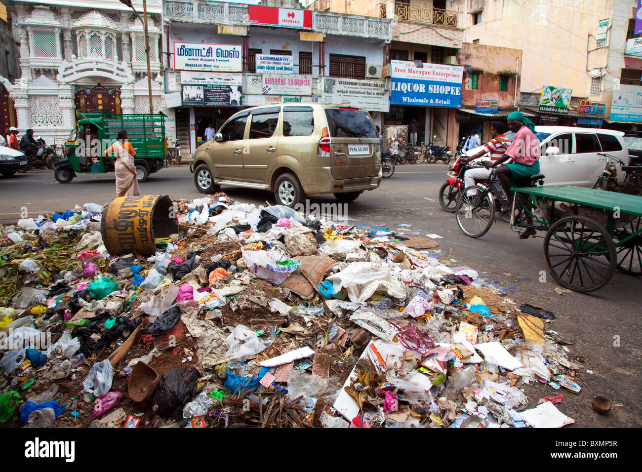 MüllProblem in den Straßen von Pondicherry, Tamil Nadu, Indien