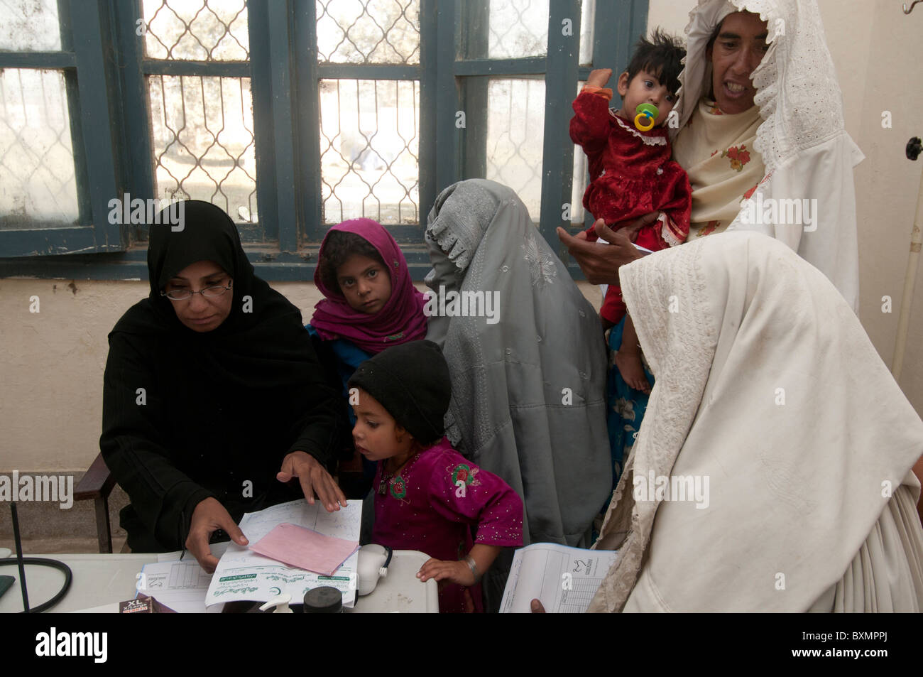 Pakistan nach der Flut. Pirsa Baq Dorf. Dr. Hasiba Tarin untersucht einen Patienten. Stockfoto