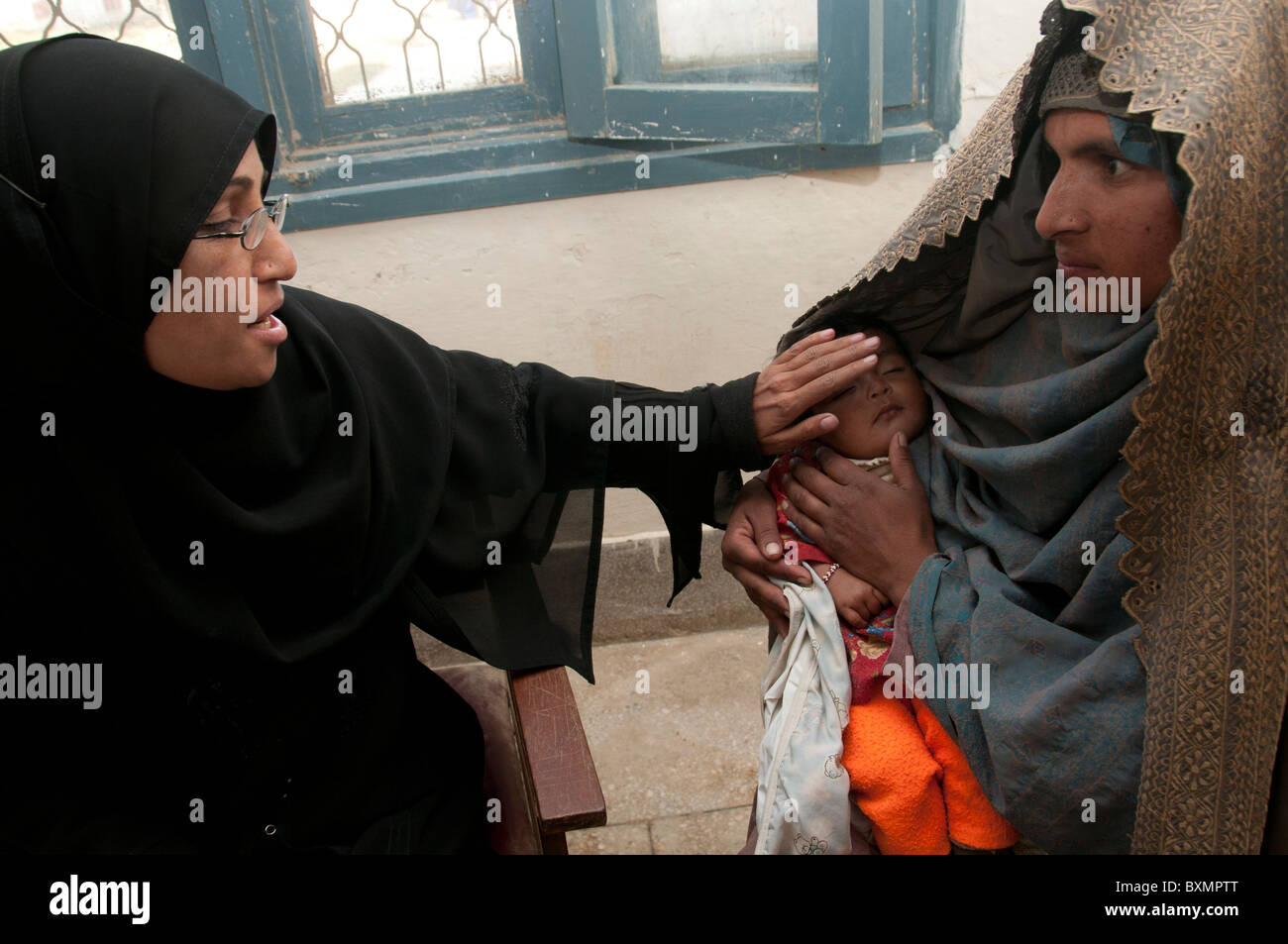 Pakistan nach der Flut. Dr. Hasiba untersucht 6 Monate alten Sumaya, eine Infektion in der Brust hat. Stockfoto