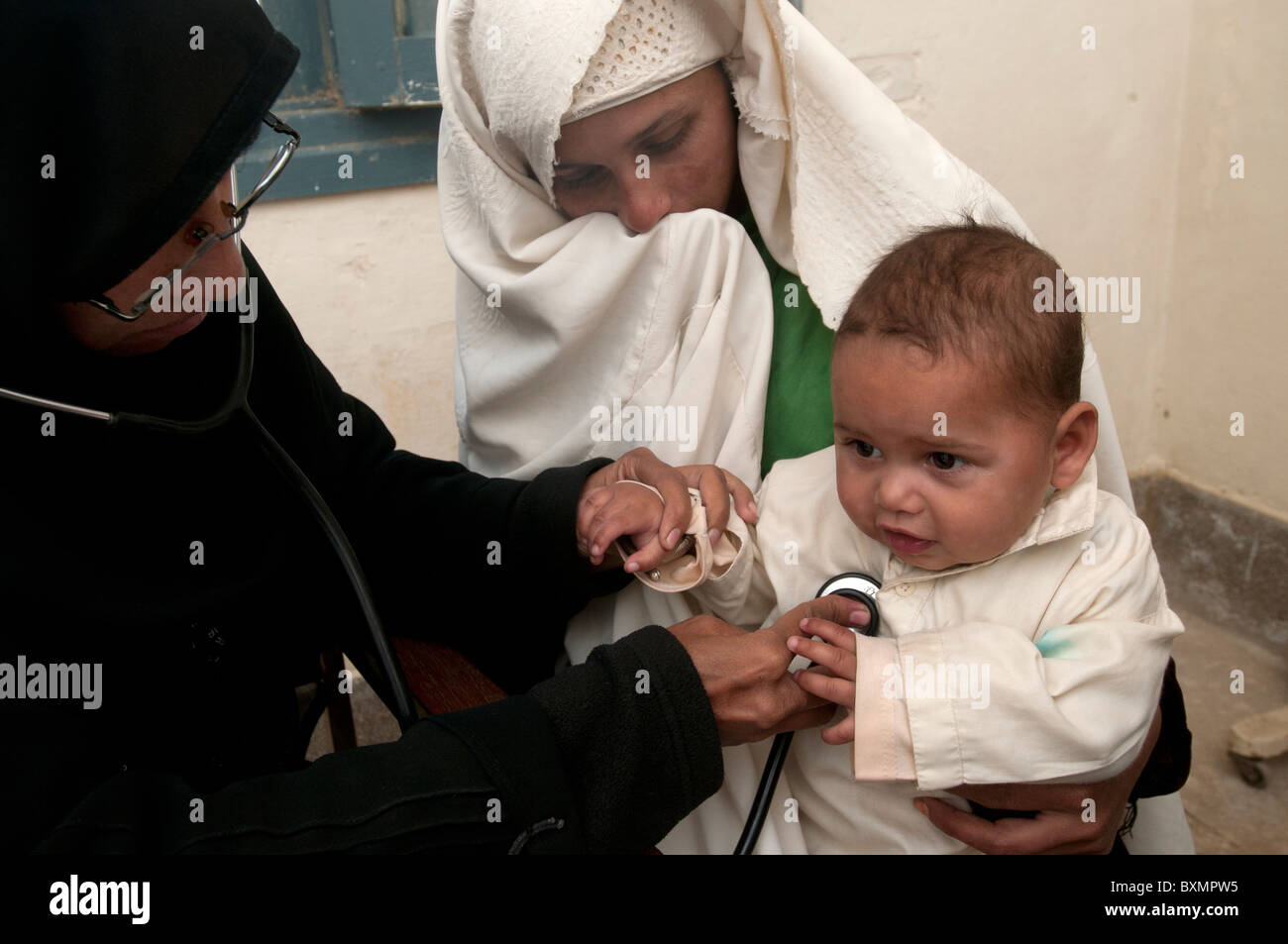 Pakistan nach der Flut. Dr. Hasiba Tarin untersucht Baby Fakir Ahmed im Alter von 8 Monaten, eine schlechte Brust und einer Ohrenentzündung hat. Stockfoto