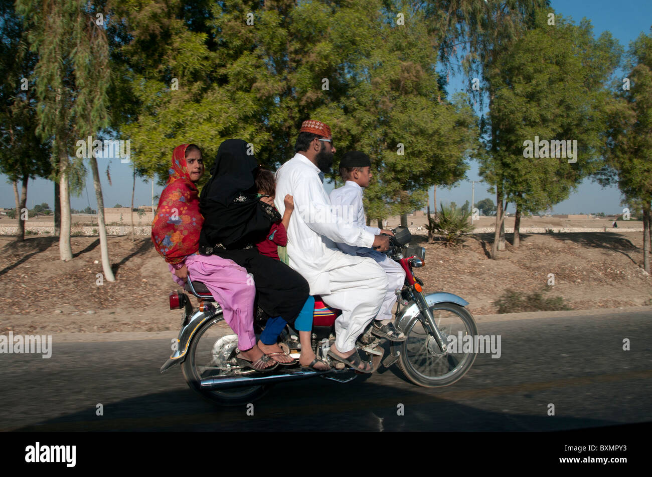 Pakistan. Der Provinz Sindh. Nach der Flut. Familie von fünf auf dem Motorrad nicht tragen von Sturzhelmen Stockfoto