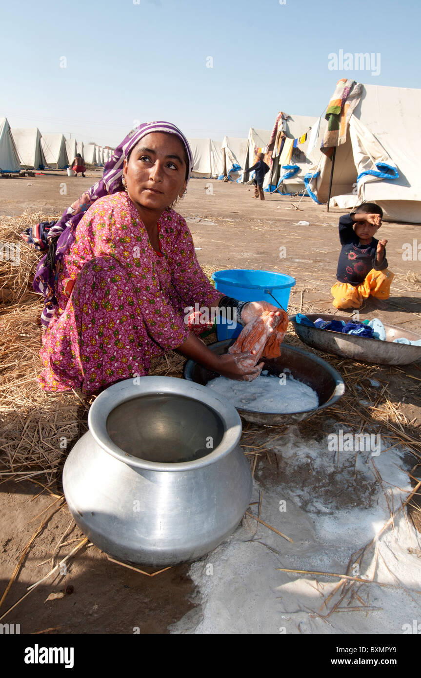 Pakistan. Der Provinz Sindh. Nach der Flut. Eisenbahn-Camp. Frau Waschen von Kleidung. Stockfoto