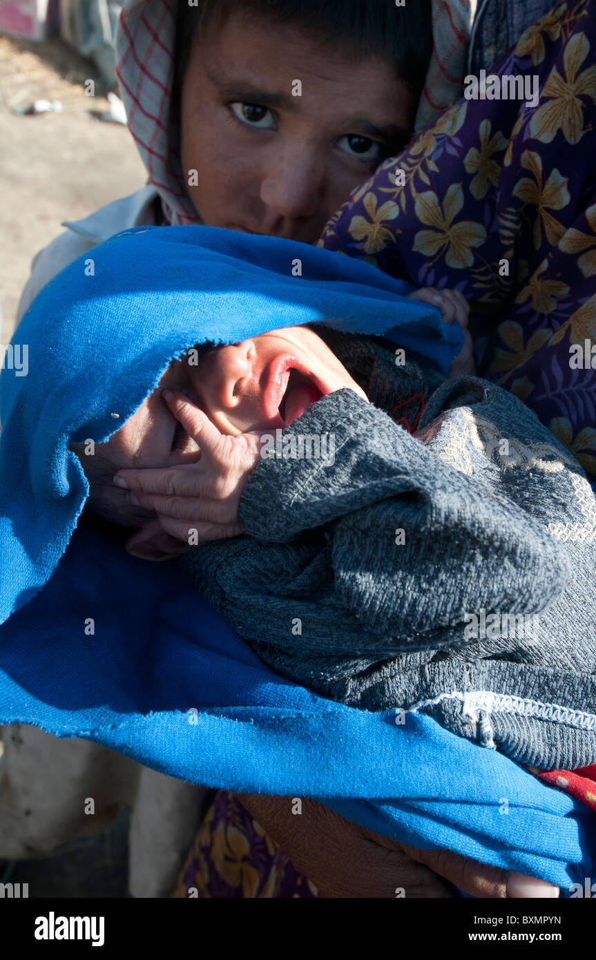Pakistan. Der Provinz Sindh. Nach der Flut. Vertriebenen Familie mit Kleinkind. Stockfoto