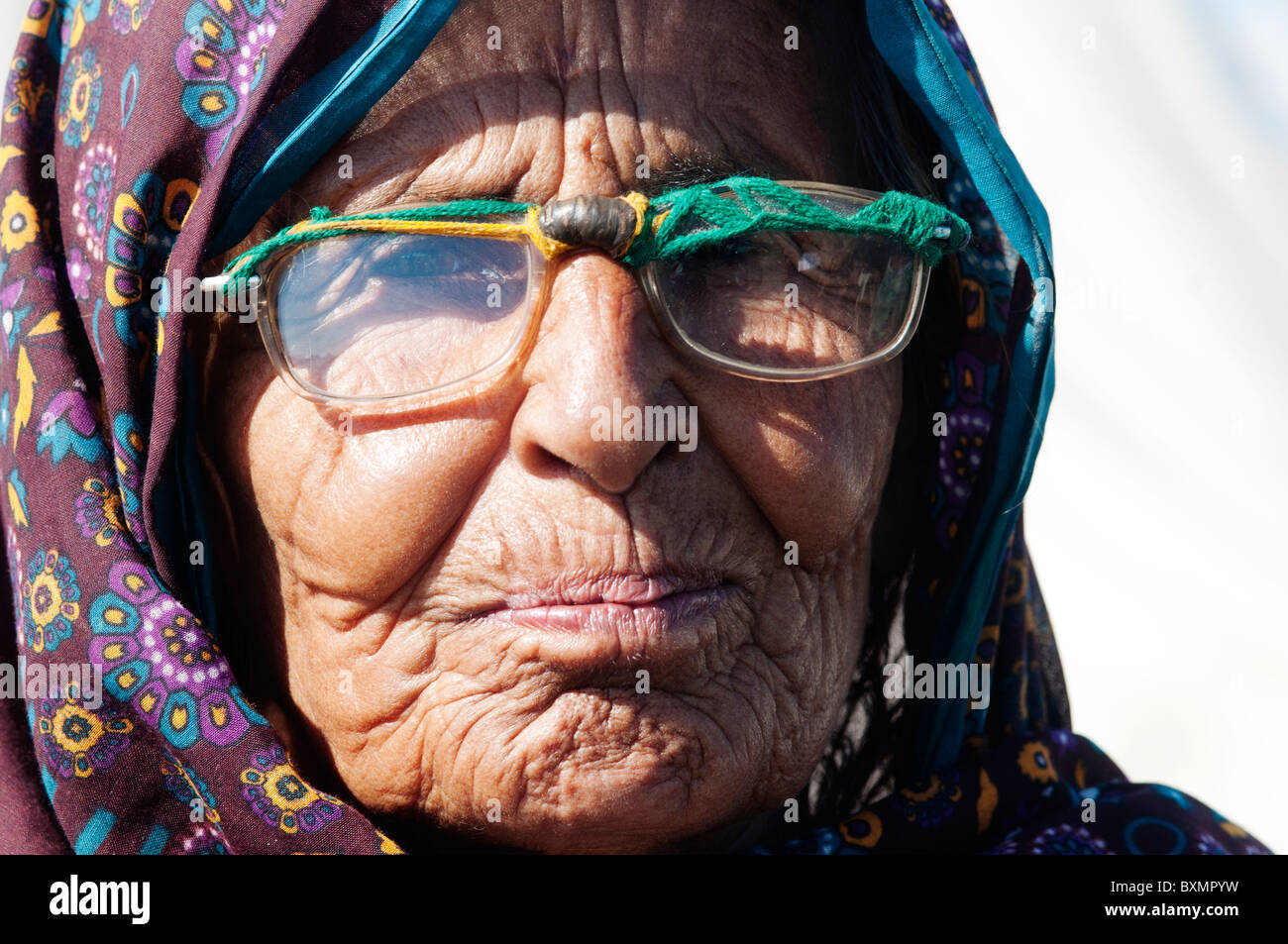 Pakistan Sindh Provinz Shaddat Kot. Nach der Flut. Dezember 2010.Old Frau in einem Lager für Vertriebene. Stockfoto