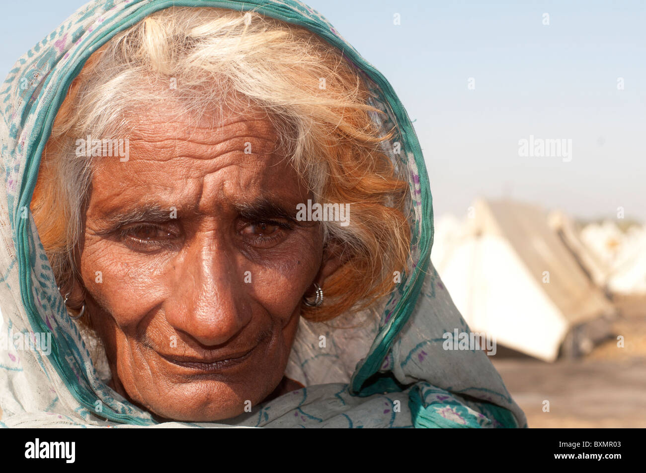 Pakistan Sindh Provinz Shaddat Kot. Nach der Flut. Dezember 2010.Old Frau in einem Lager für Vertriebene. Stockfoto