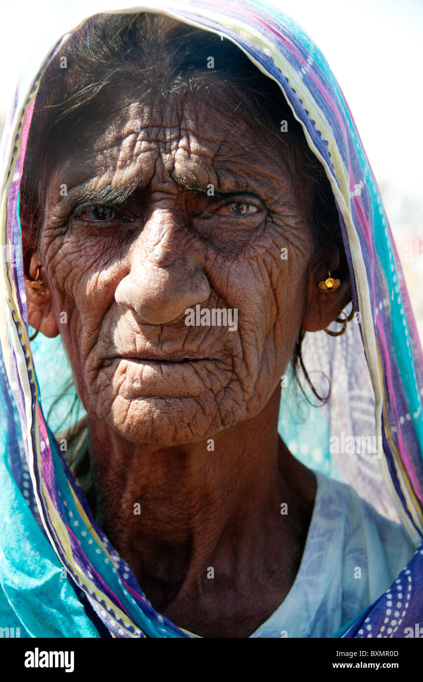 Pakistan. Der Provinz Sindh. Nach der Flut. Alte Frau in einem Lager für Vertriebene. Stockfoto