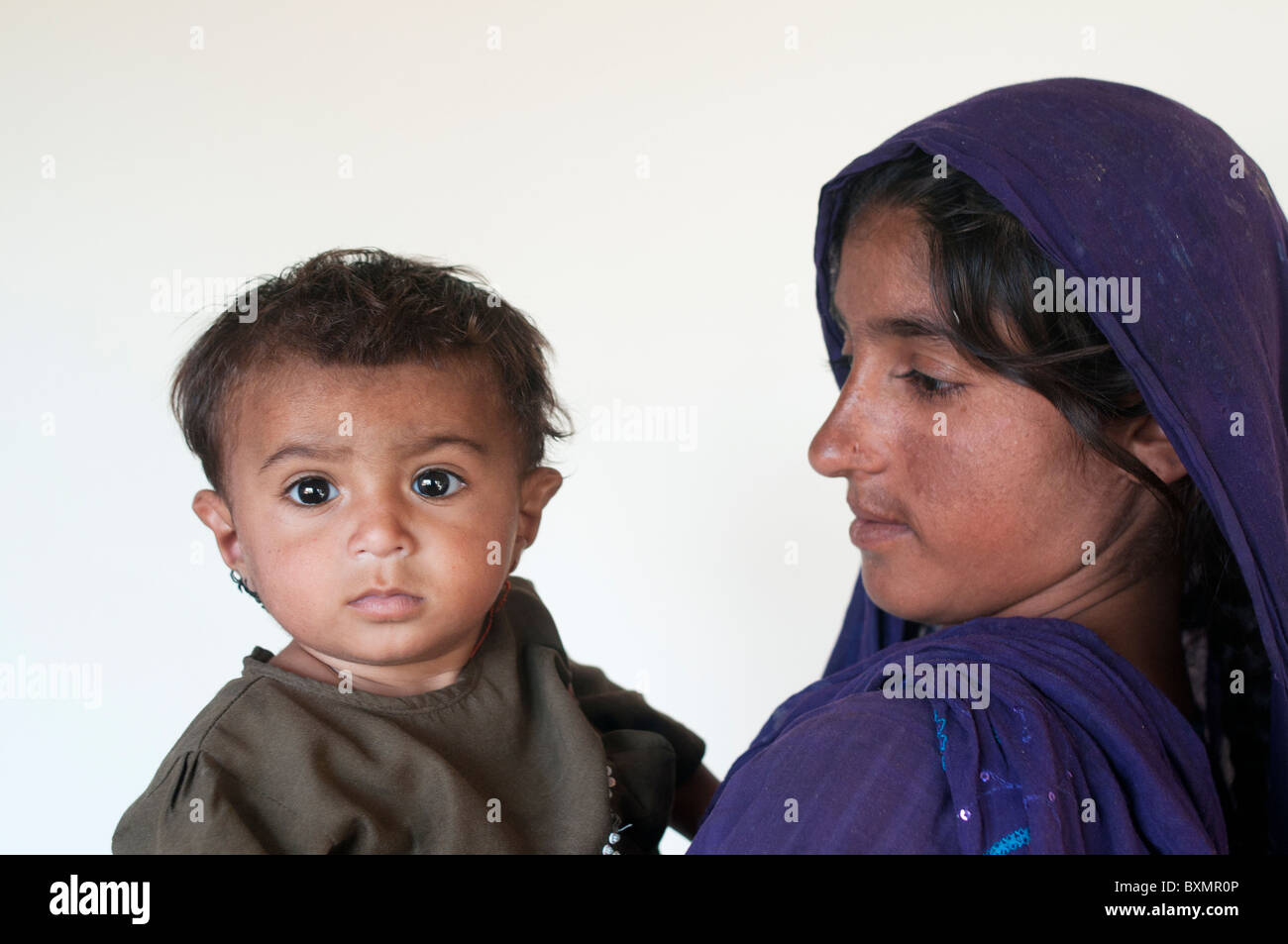 Pakistan nach der Flut. Fazana Maqsi ist hier mit ihrer Tochter Sajda Maqsi, 13 Monate alt, die Malaria vermutet hat. Stockfoto