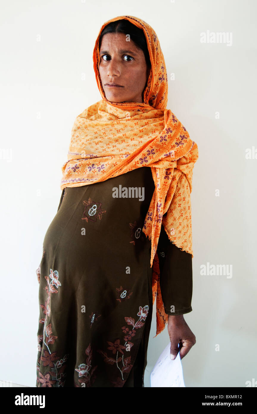 Pakistan nach der Flut. Ärzte weltweit Klinik. Lal Khatoon Chanddeya. Sie ist schwanger und besorgt. Stockfoto