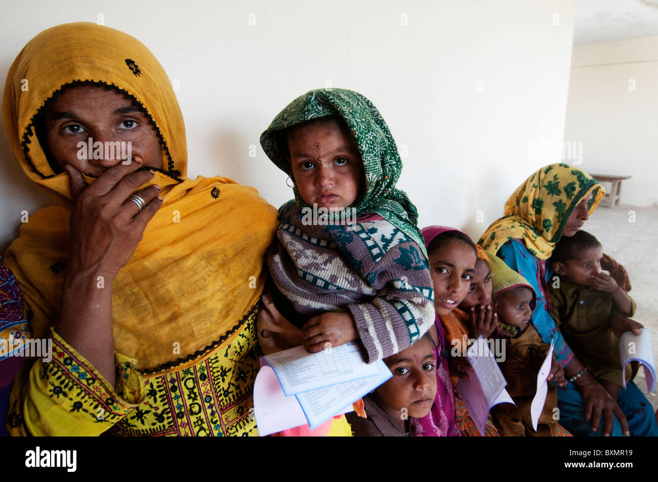 Pakistan nach der Flut. Mütter und Kinder warten, bis den Arzt sehen Stockfoto