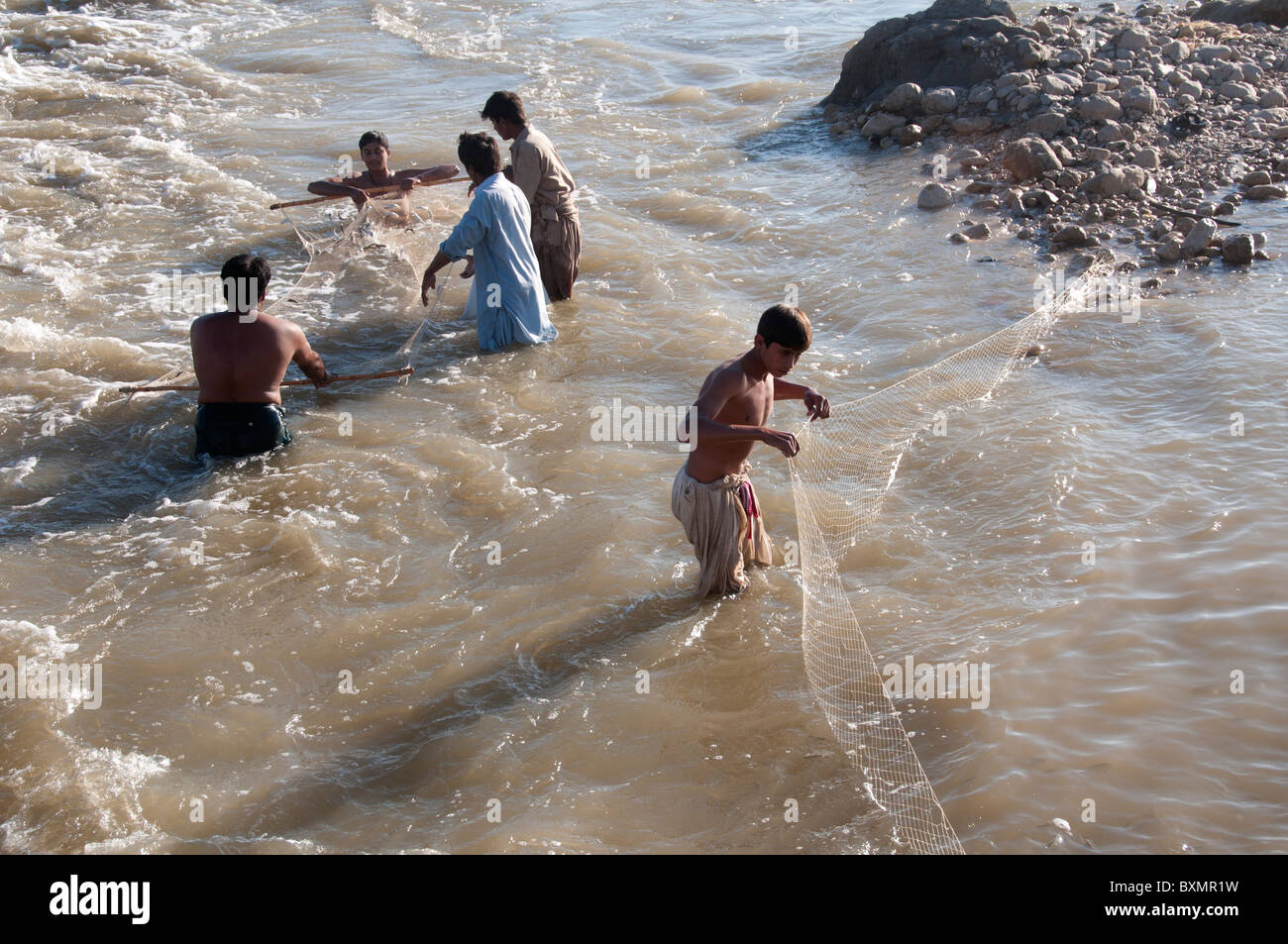 Pakistan nach der Flut. Gibt es viel mehr Fische in voller Flüsse und Kanäle, da die Flut und so Menschen sie fangen Stockfoto
