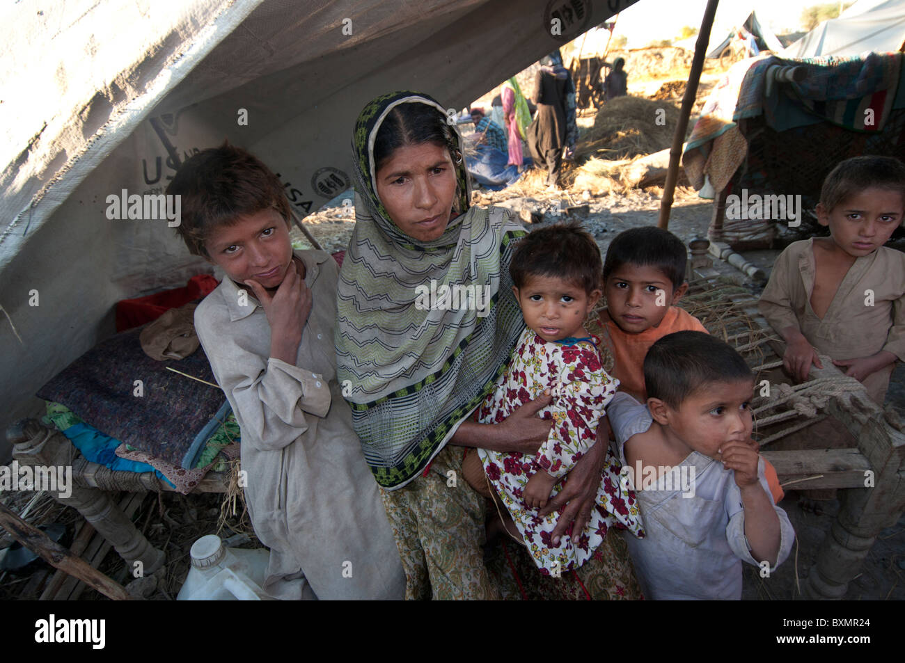 Pakistan nach der Flut. Tankstelle-CAMP kommen die Vertriebenen aus dem gleichen Dorf, gegenüber der Tankstelle Stockfoto