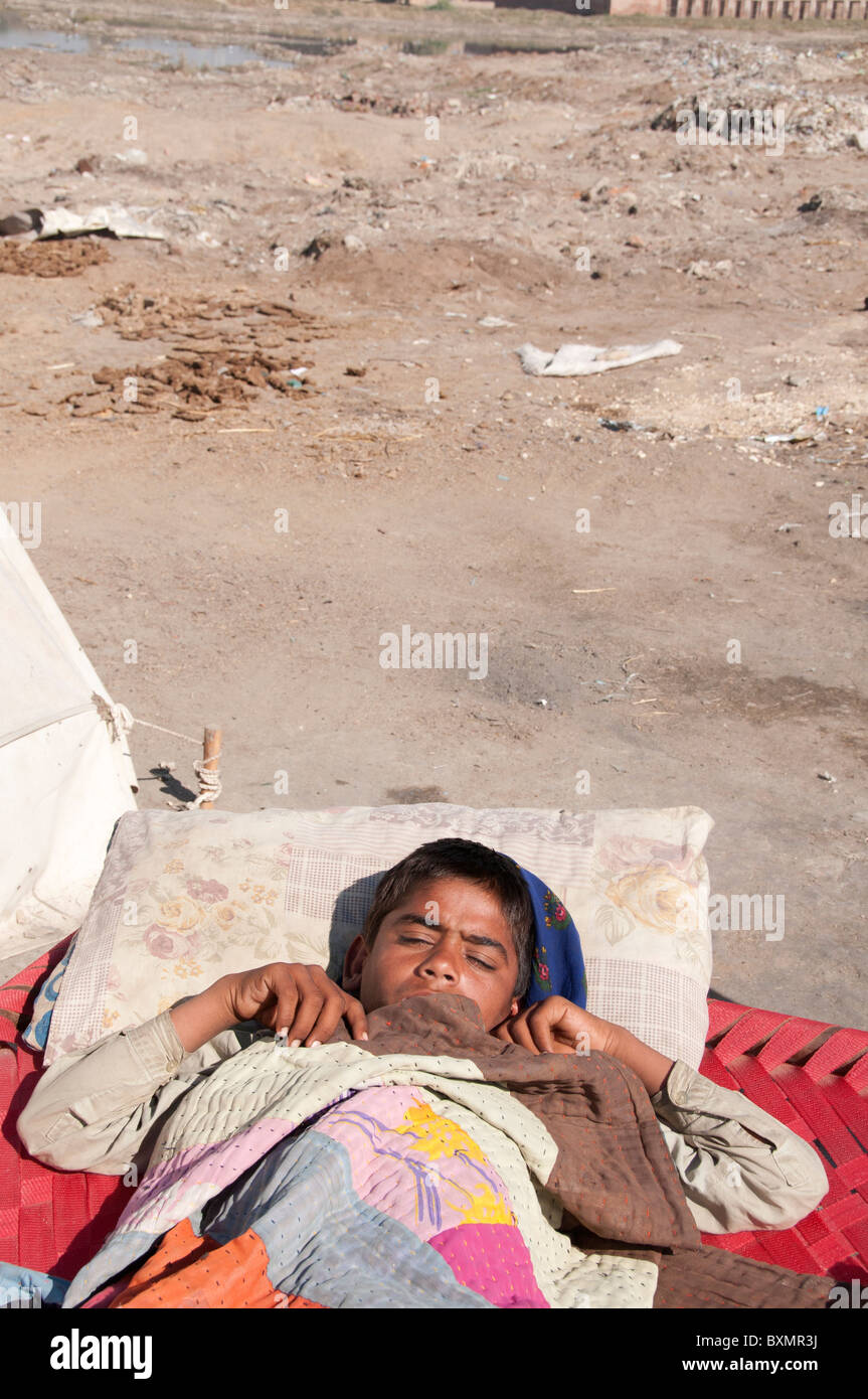 Pakistan Sindh Provinz Shaddat Kot. Nach der Flut. Dezember 2010. Imran Kahn Camp. Janab Maqsi hat 12 Malaria. Stockfoto