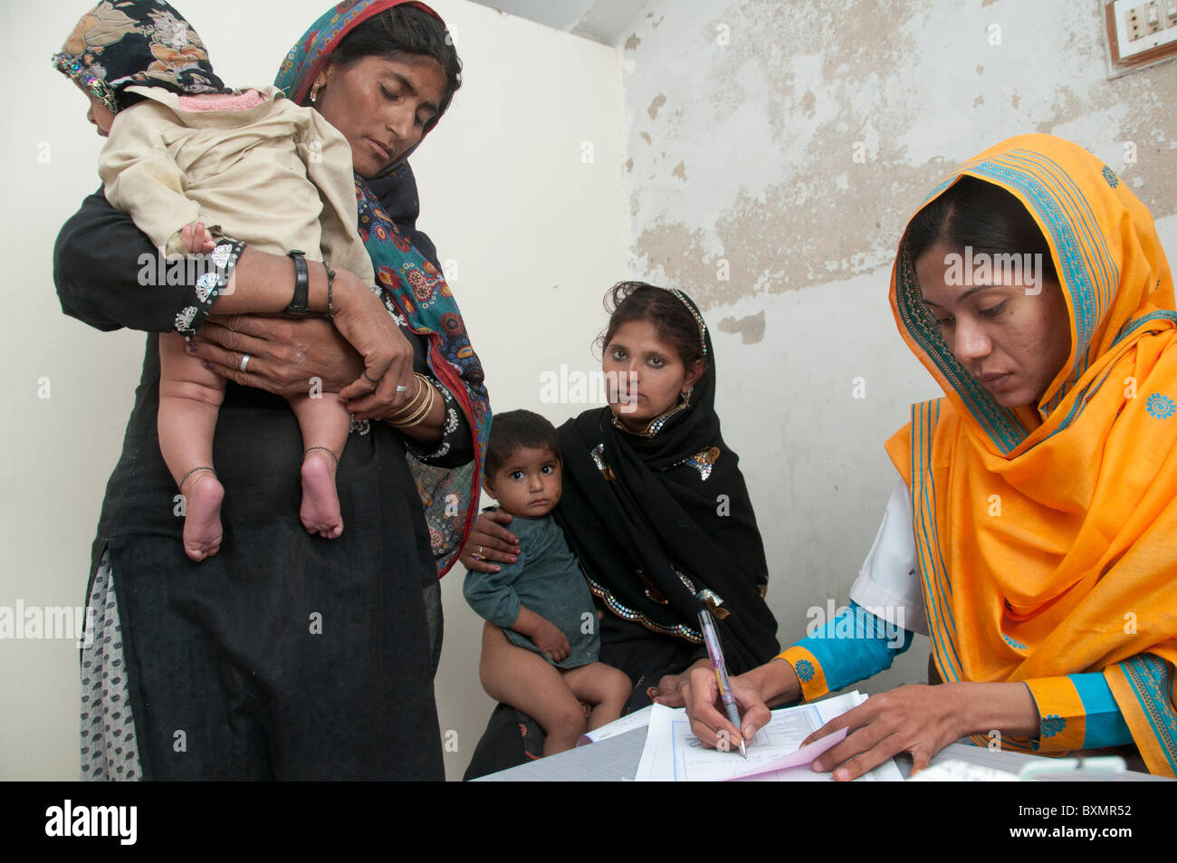 Pakistan nach der Flut. Sindh Provinz Shaddat Kot. Nach der Flut.  Arzt Sahira Bano untersucht einen Patienten Stockfoto