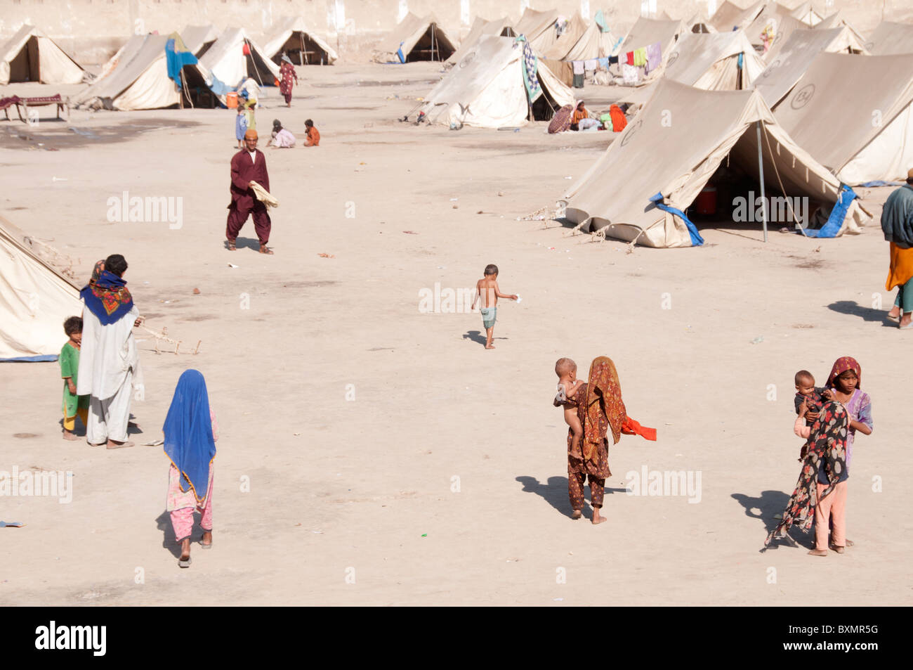 Pakistan nach der Flut. Armee-Camp für Vertriebene, die von den Überschwemmungen Stockfoto