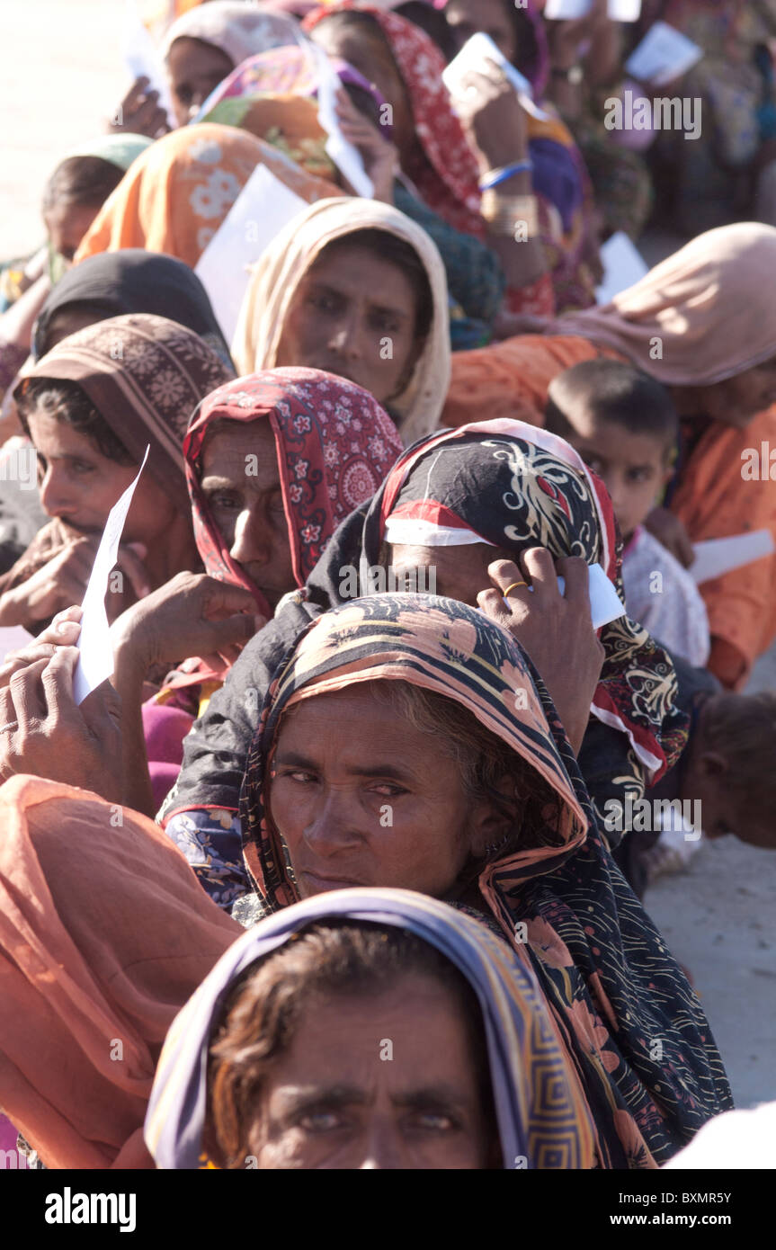 Pakistan Sindh Provinz Shaddat Kot. Nach der Flut. Lager für Vertriebene. Frauen-Warteschlange für die Verteilung von Weizen Stockfoto
