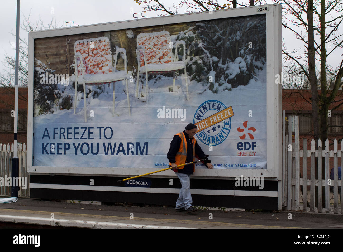 JC Decaux Poster, Werbespots, Plakatwände, mit Arbeiter, die das Horten für EDF-Energie für die Schneeszene fixieren Stockfoto