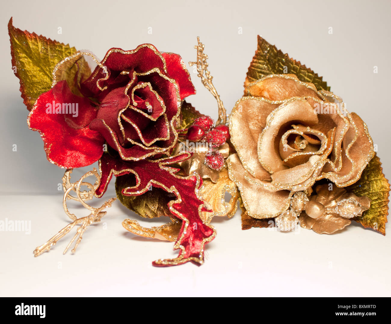 Künstliche Seide Weihnachten Blume rot-goldene rose Glitzer Stockfoto