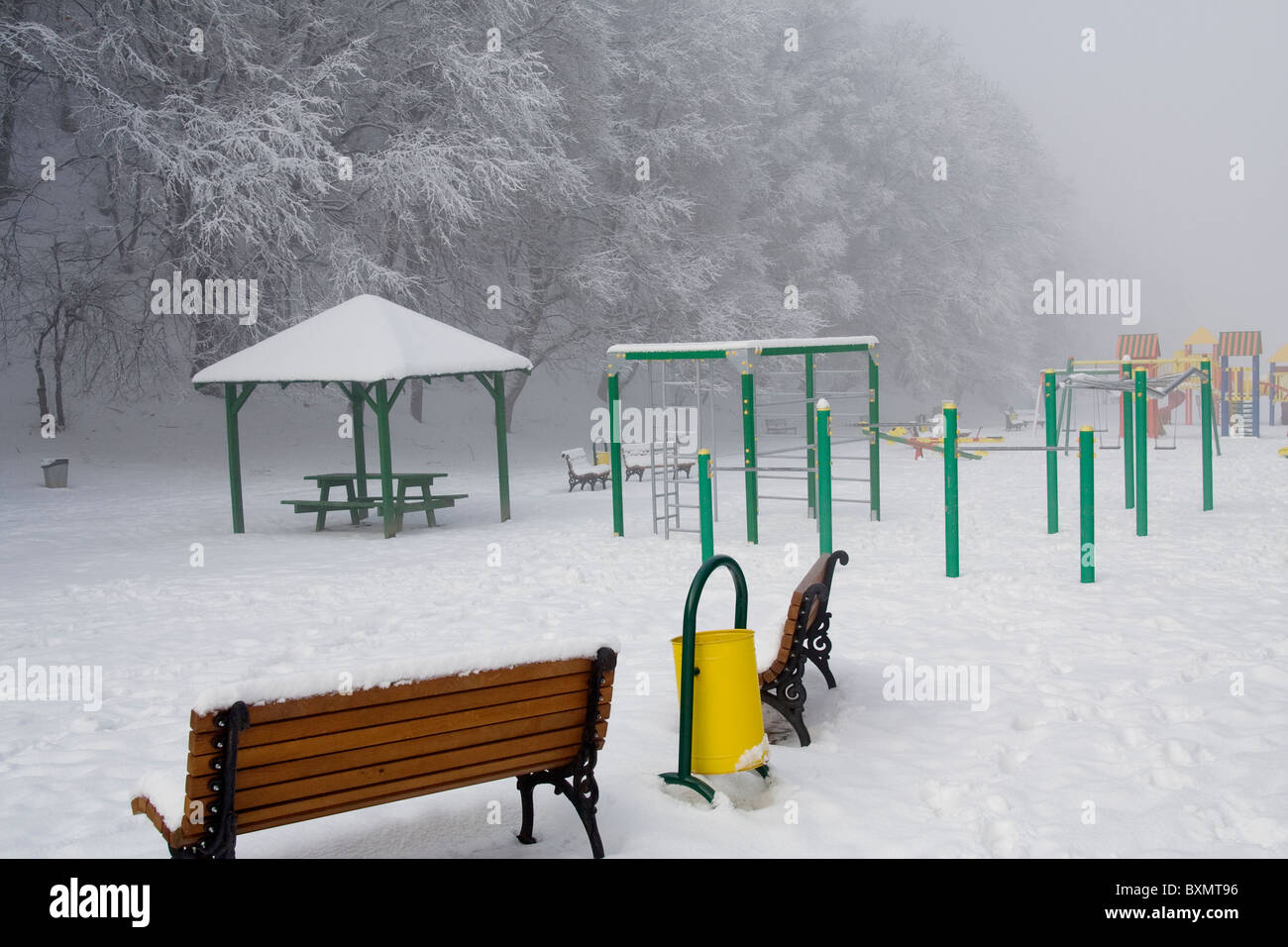 Ein Spielbereich für Kinder in den Schnee in Germia Park, einem öffentlichen Bereich außerhalb Prishtina im Kosovo Stockfoto