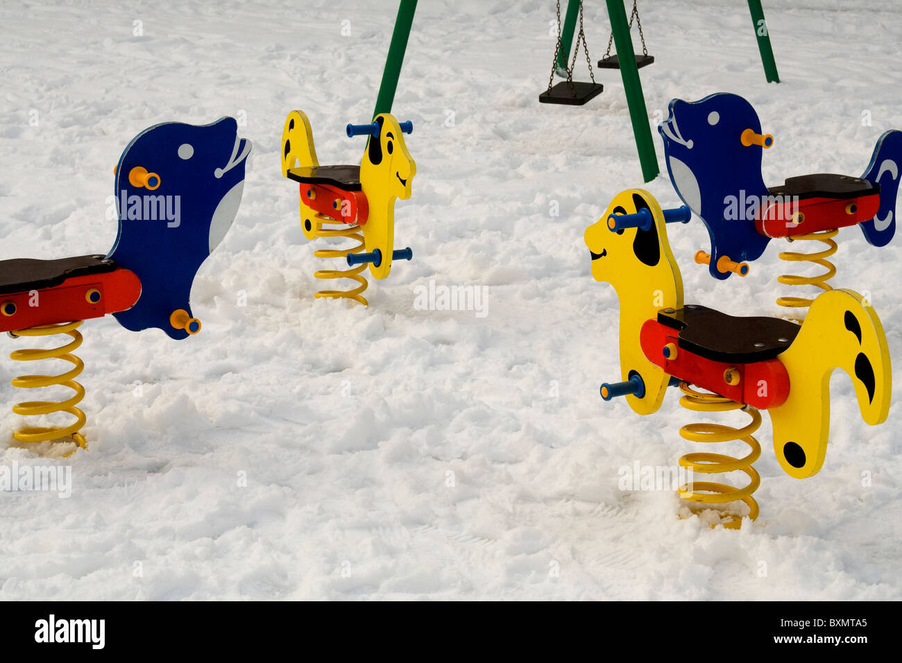 Ein Spielbereich für Kinder in den Schnee in Germia Park, einem öffentlichen Bereich außerhalb Prishtina im Kosovo Stockfoto