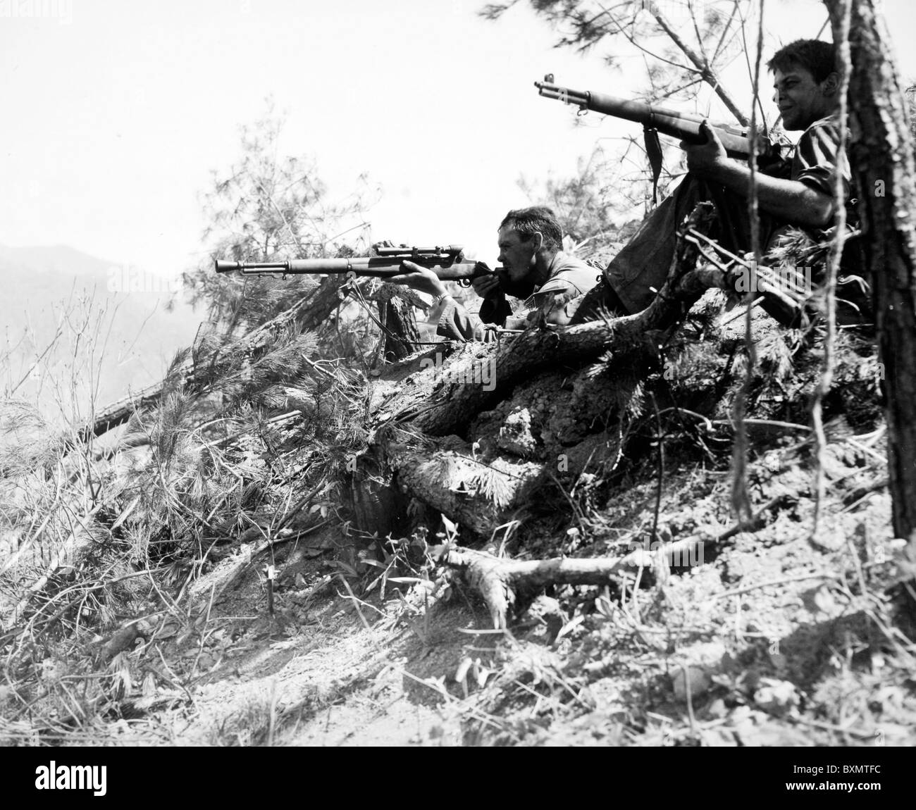 SFC Jack B Moore nutzt seine Scharfschützengewehr, während sein Partner ihm erstreckt sich nördlich von Inje, Korea. Beide Männer sind vom Unternehmen D, 187. Stockfoto