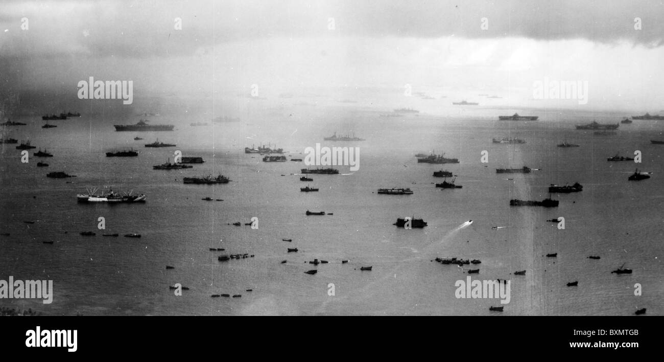 Luftaufnahmen von Einheiten der berühmten US-Marine fünfte Flotte bei einem Pacific Ankerplatz in der Vorbereitung für den mächtigen Angriff von Iwo Jima ein Stockfoto