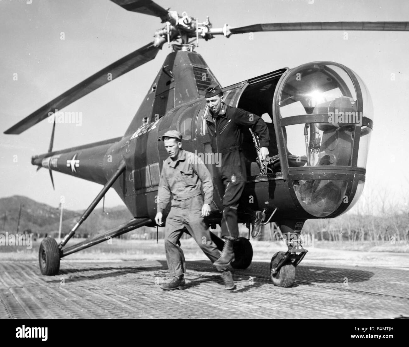 Die 3rd Air Rescue Squadron-Crew, die Delegierten in Panmunjon, Korea flog für Gefangene Austausch Gespräche A/2C Roger L. Gustafson sind Stockfoto