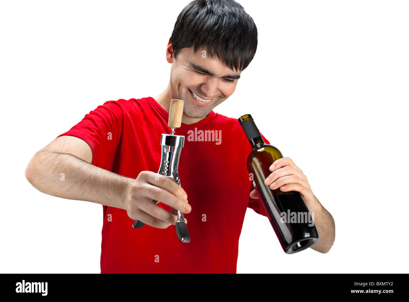 Ein lächelnder Mann mit Korkenzieher, Blick ins Innere der Flasche Wein entkorkt Stockfoto