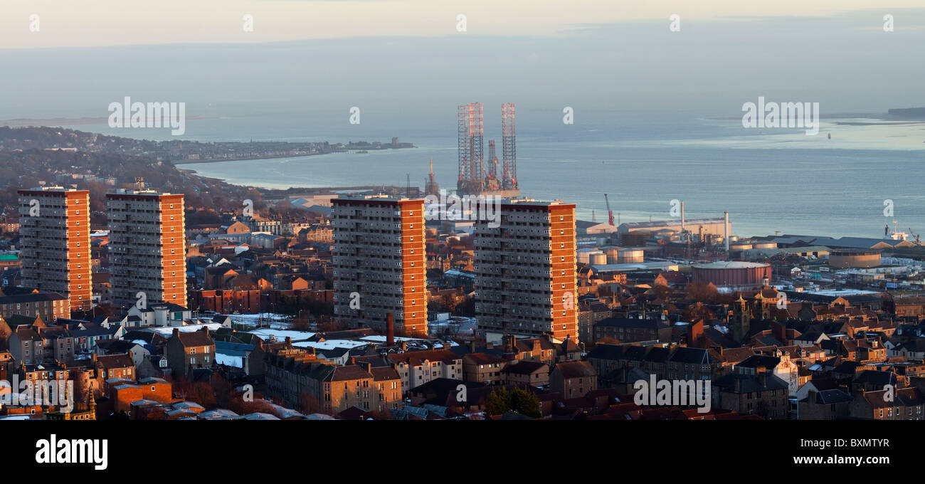 Landschaftspanorama der schottischen Stadt Dundee   Fluss Tay und Flussmündung   Hochhäuser & vom Dundee Law Aussichtspunkt, Schottland, Großbritannien Stockfoto