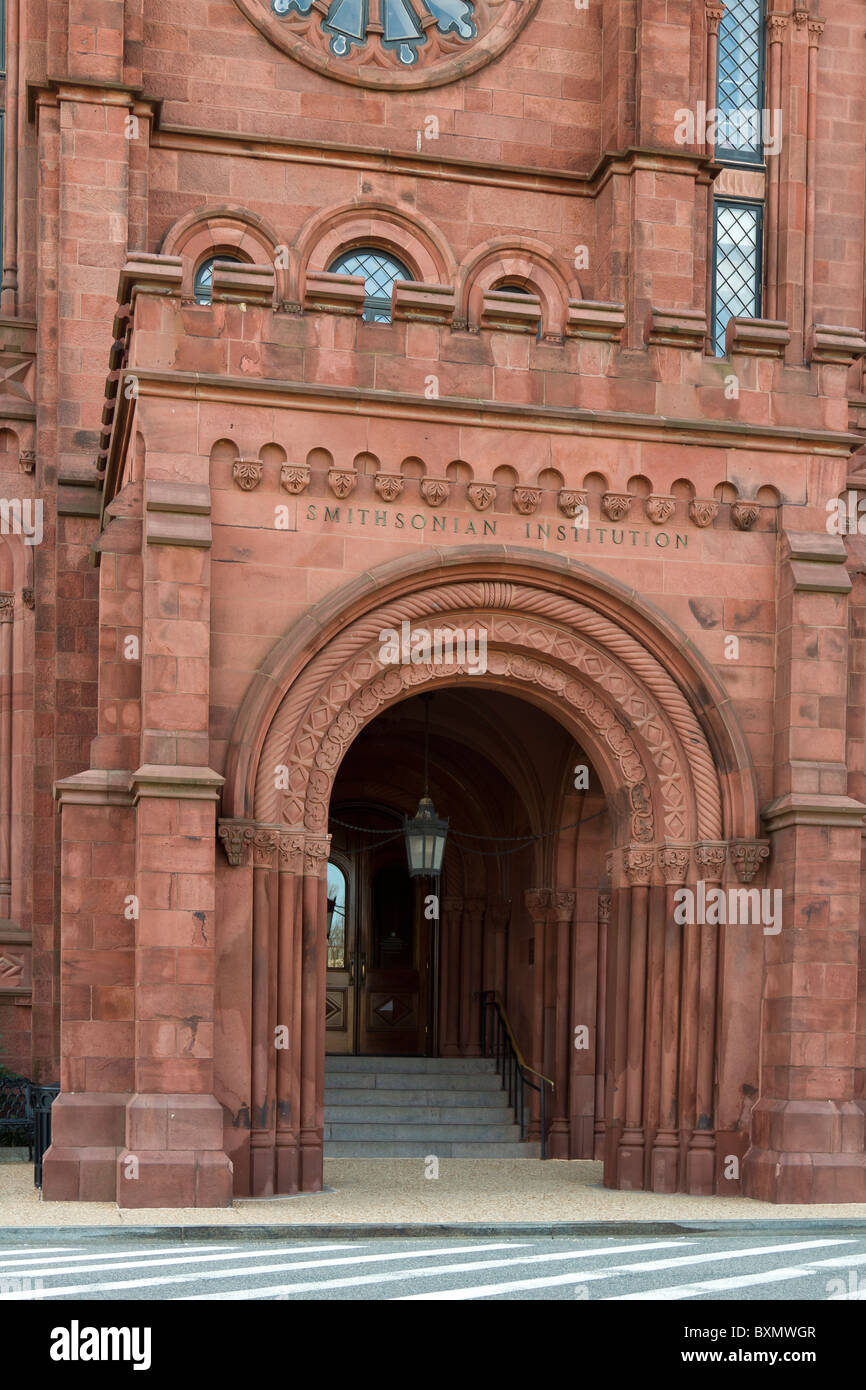 Eingang zum Hauptgebäude der Smithsonian Institution, Washington DC Stockfoto