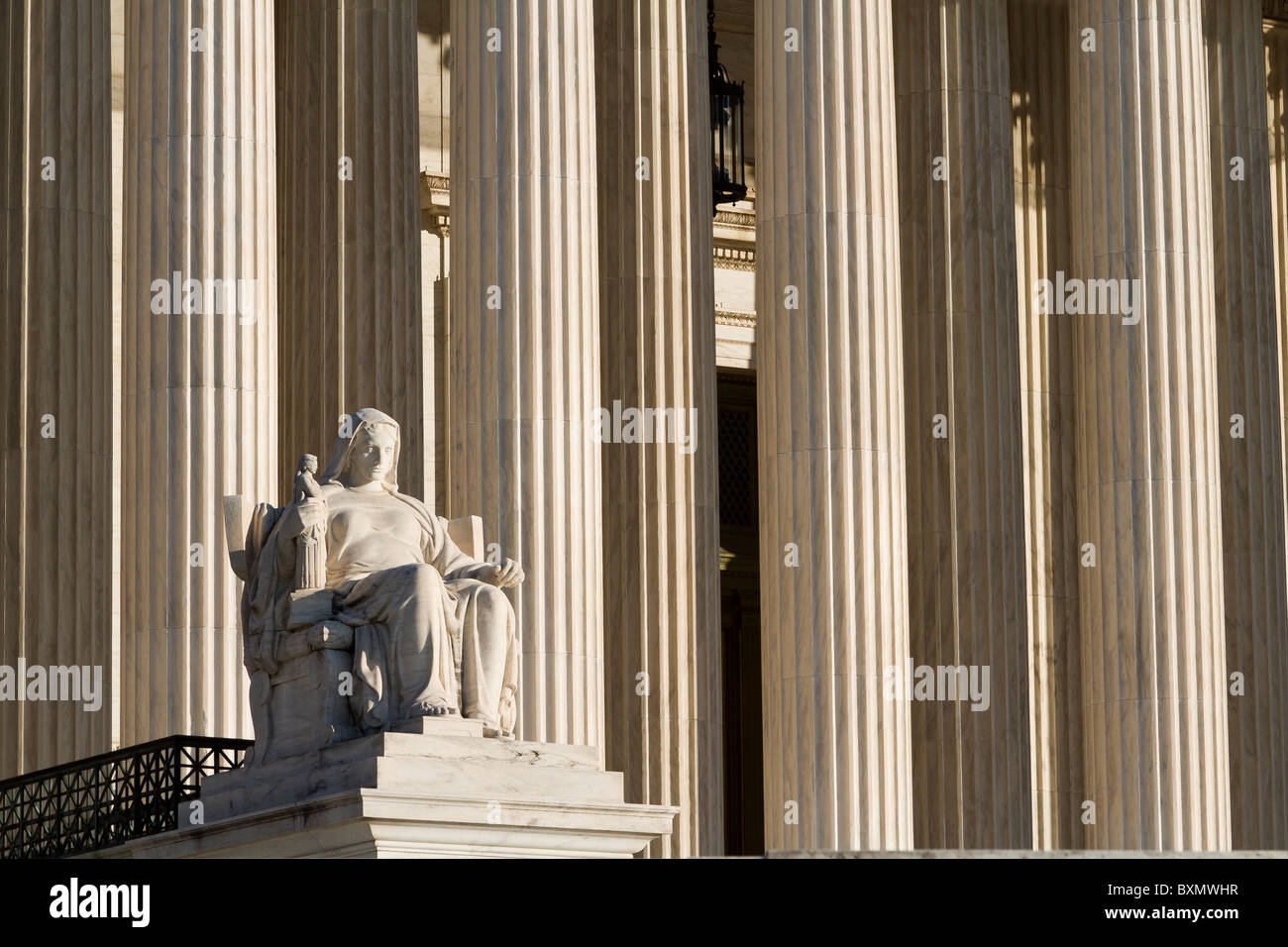 Betrachtung der Gerechtigkeit Skulptur, Supreme Court Building, Washington DC Stockfoto