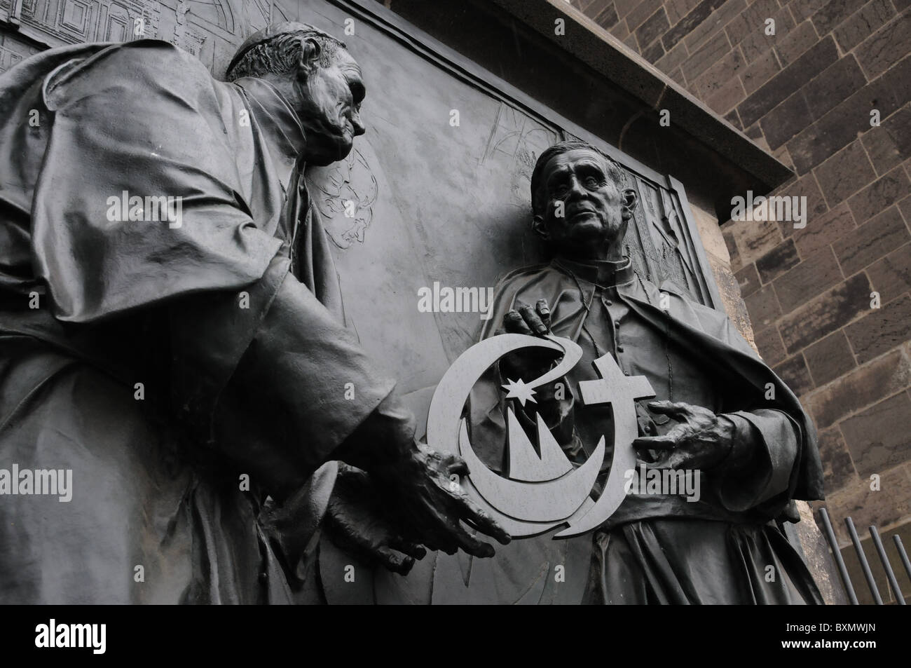 Bronzestatue der zwei Päpste, John Paul 2. Benedikt und die 16 mit dem Wappen des Weltjugendtages am Kölner Dom Stockfoto