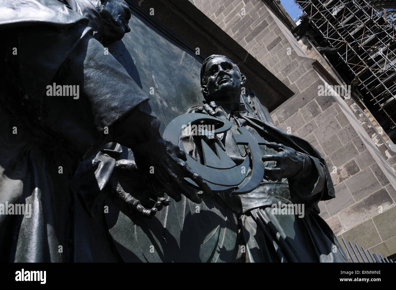 Bronzestatue der zwei Päpste, John Paul 2. Benedikt und die 16 mit dem Wappen des Weltjugendtages am Kölner Dom Stockfoto