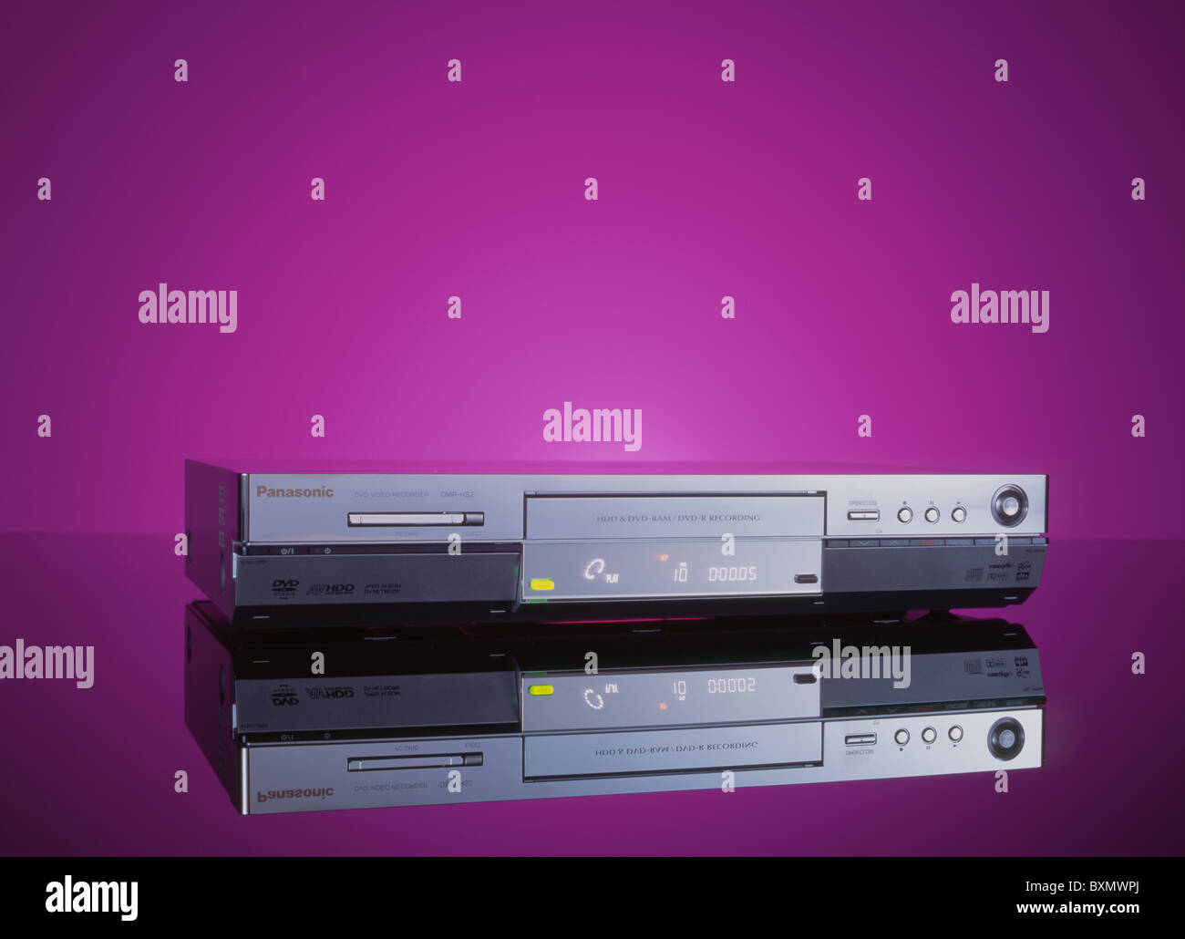 Panasonic DVD Videorecorder vor einem lila Hintergrund Stockfoto