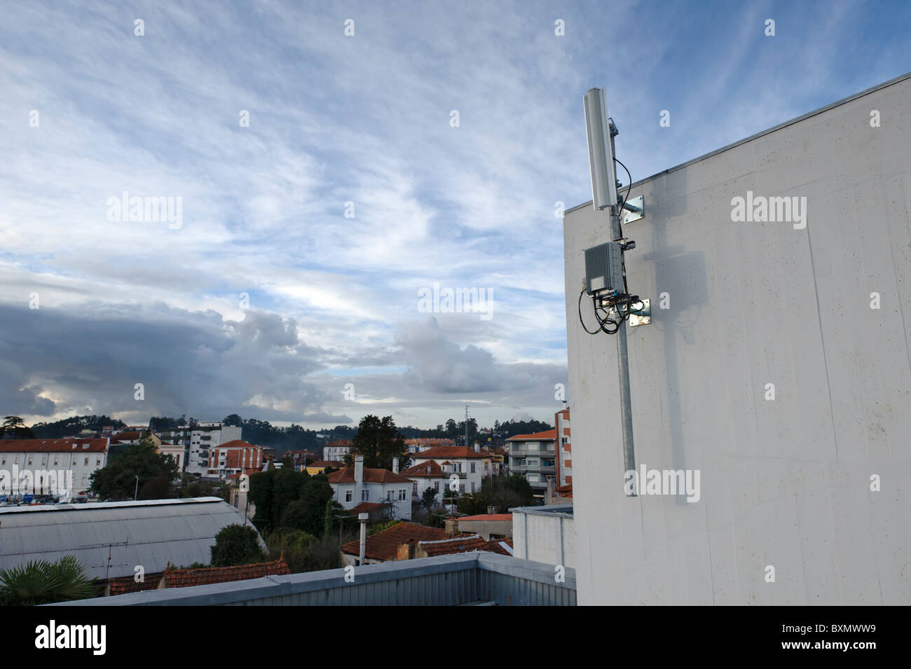 WiMAX Wireless Antenne auf dem Dach eines Gebäudes Stockfoto