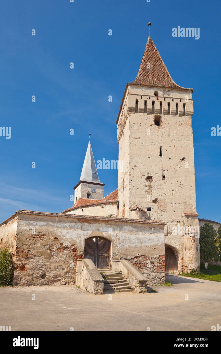 Vorne vie von einem der Türme des Mosna befestigte Kirche in Siebenbürgen, Rumänien. Stockfoto