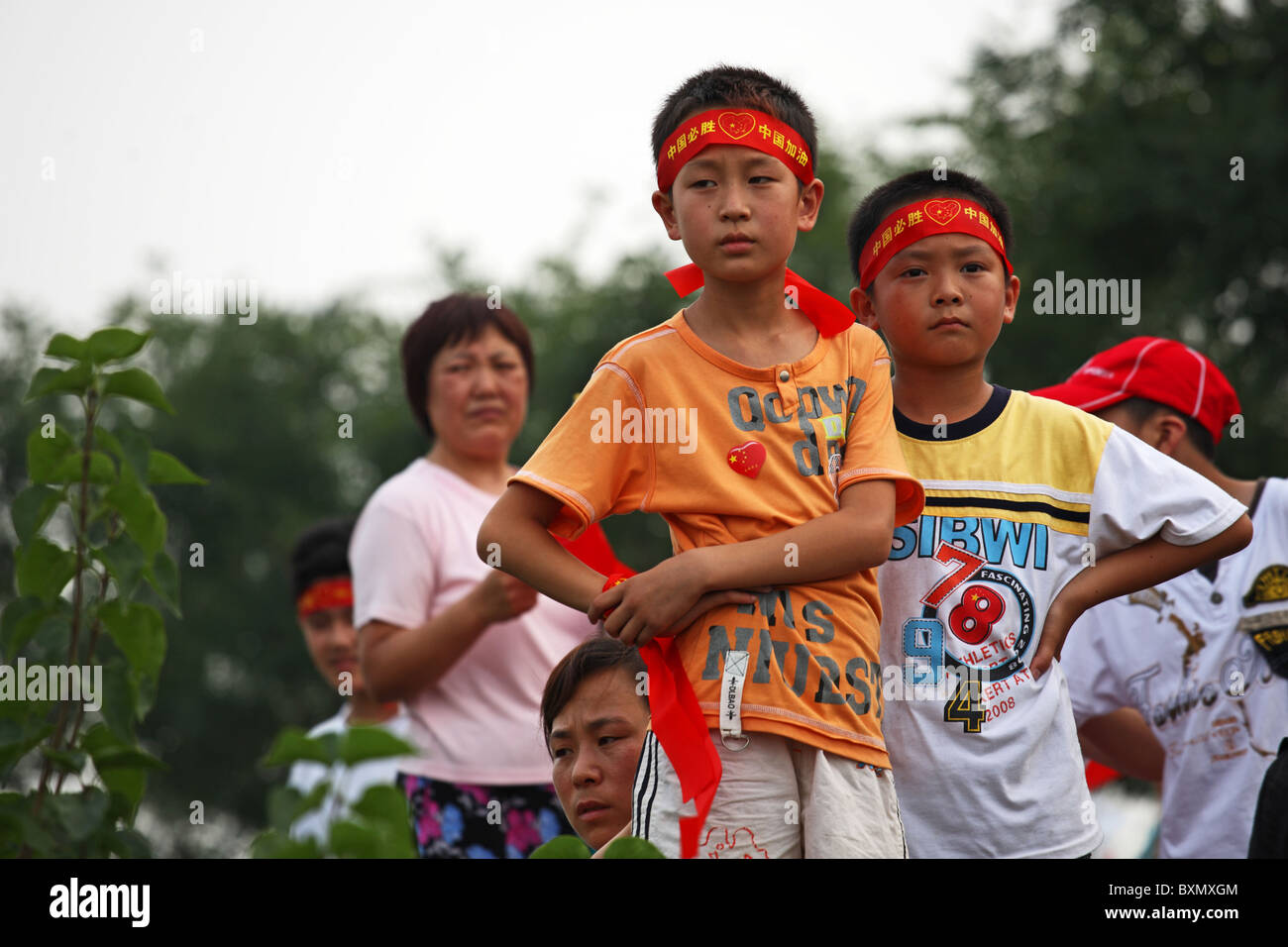 Chinesische Kinder bei der Parade vor den Olympischen Spielen, Peking, China Stockfoto