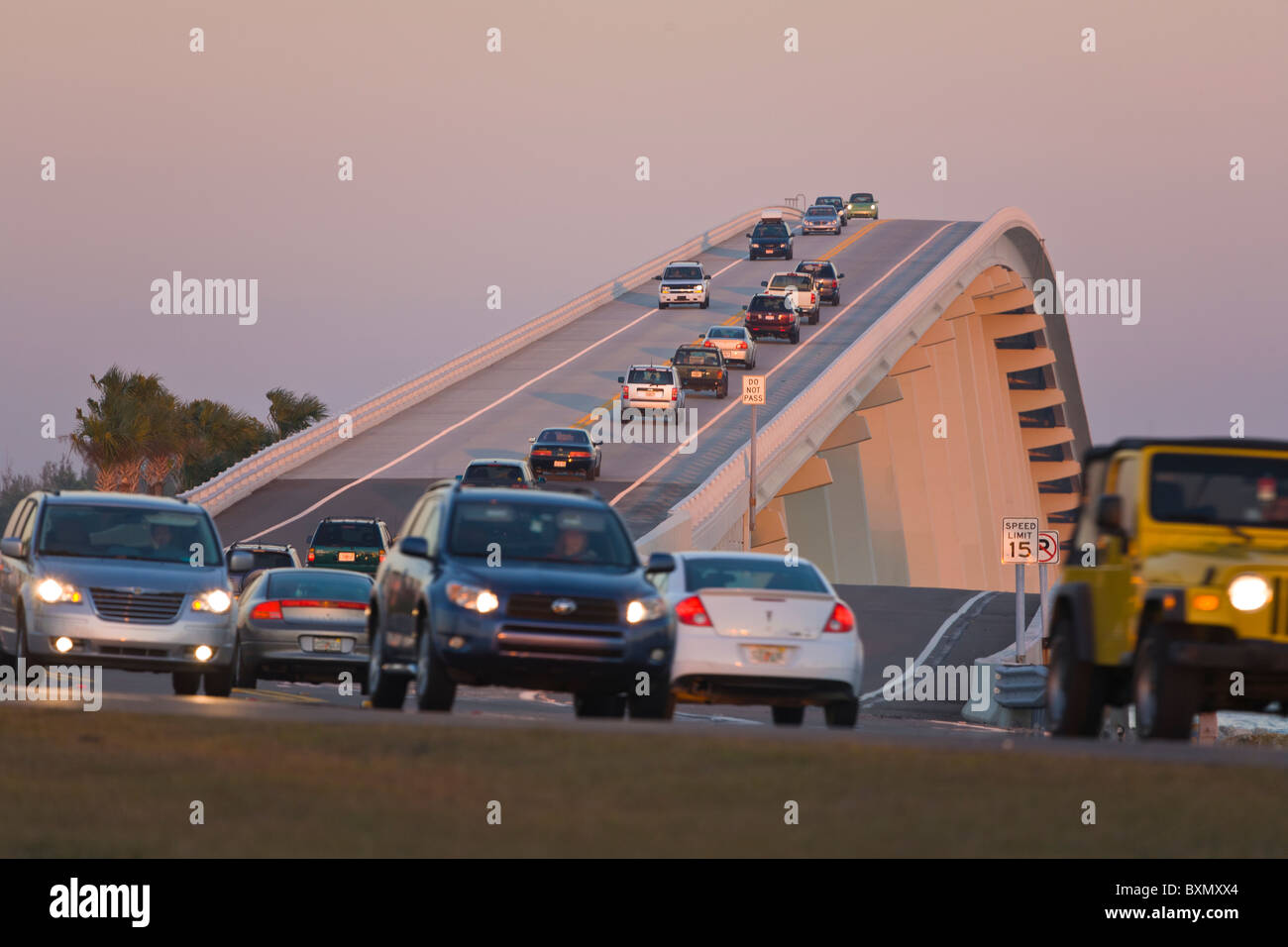 Sanibel Island Florida Causeway Bridge in der Dämmerung mit Verkehr Stockfoto