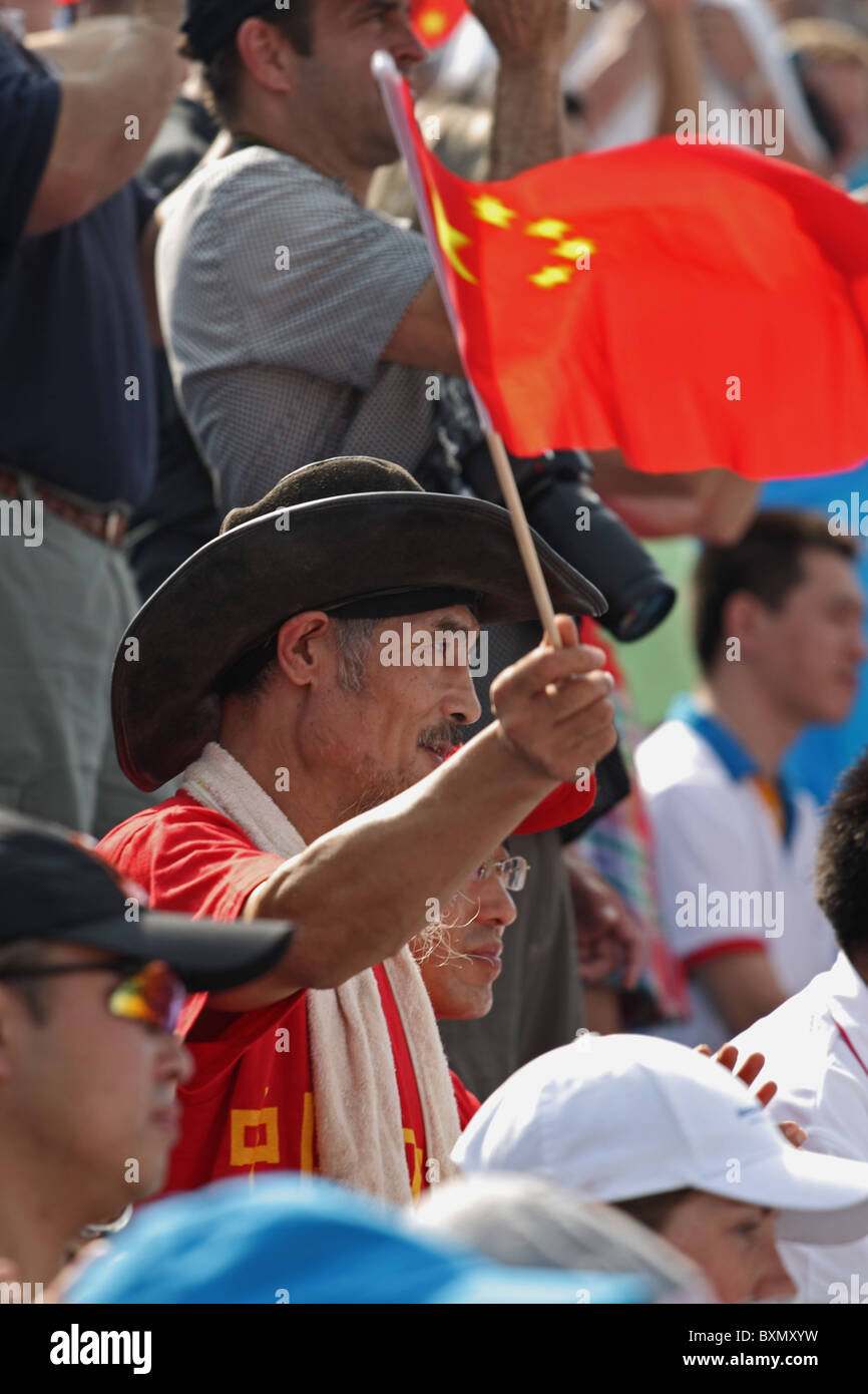 Chinesischer Mann Wellen Flagge am Strand Volleyball Finale, Olympischen Spiele in Peking, China Stockfoto