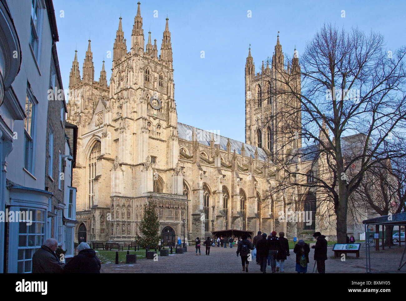 Besucher, die Kathedrale von Canterbury. Am späten Nachmittag. Dezember 2010 Stockfoto