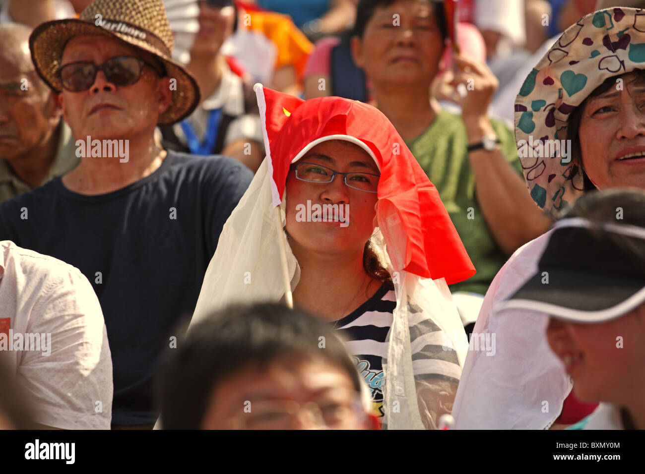 Chinesischer Mann im Publikum beim Beach Volleyball Finale, Peking, China Stockfoto