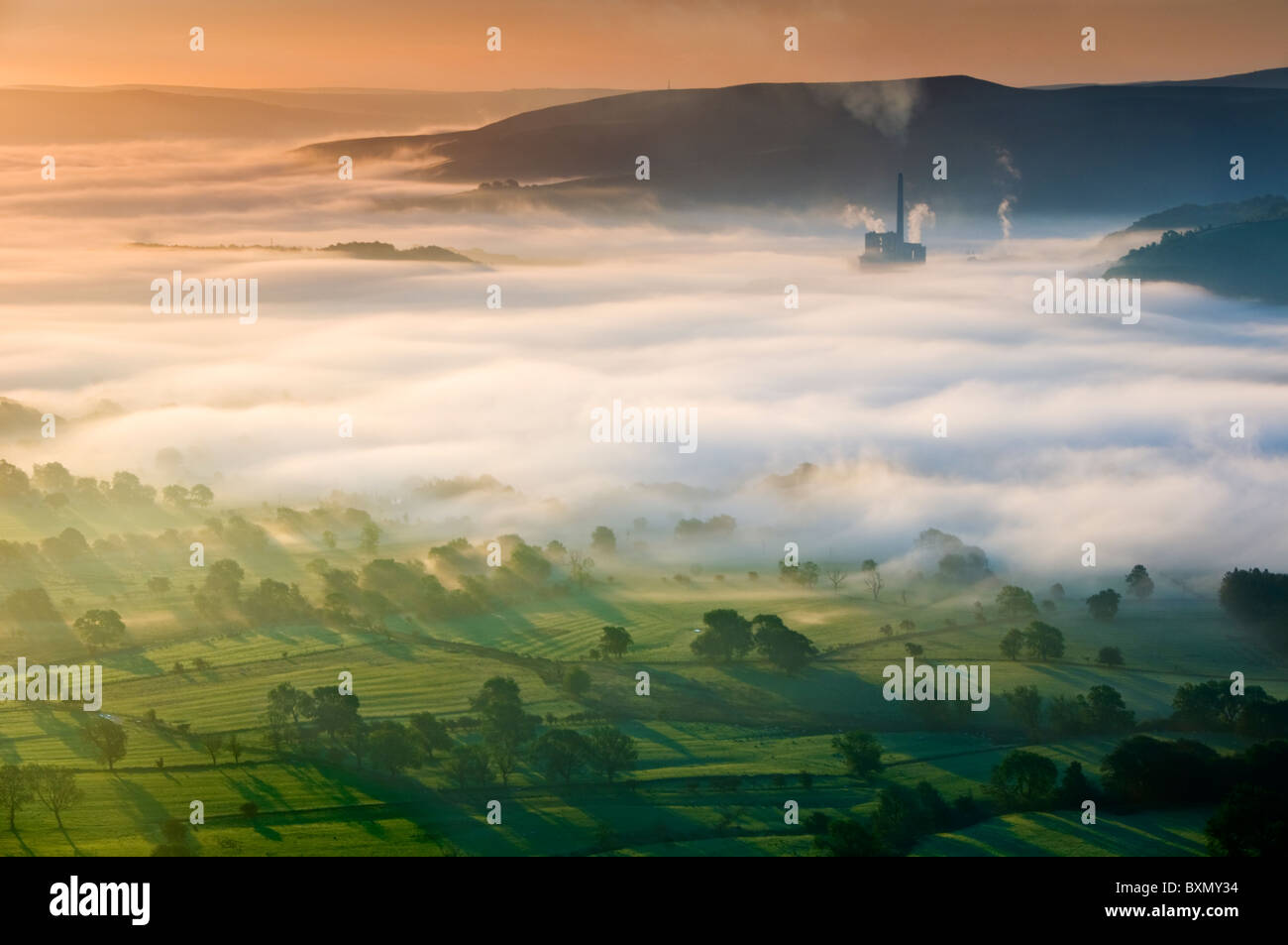 Die Lafarge Zementwerk in Nebel, Hope Valley, Peak District National Park, Derbyshire, England, UK Stockfoto