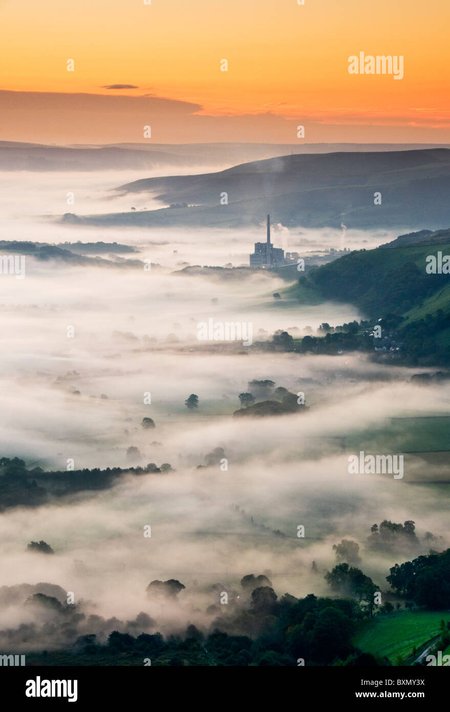 Die Lafarge Zementwerk in Nebel, Hope Valley, Peak District National Park, Derbyshire, England, UK Stockfoto