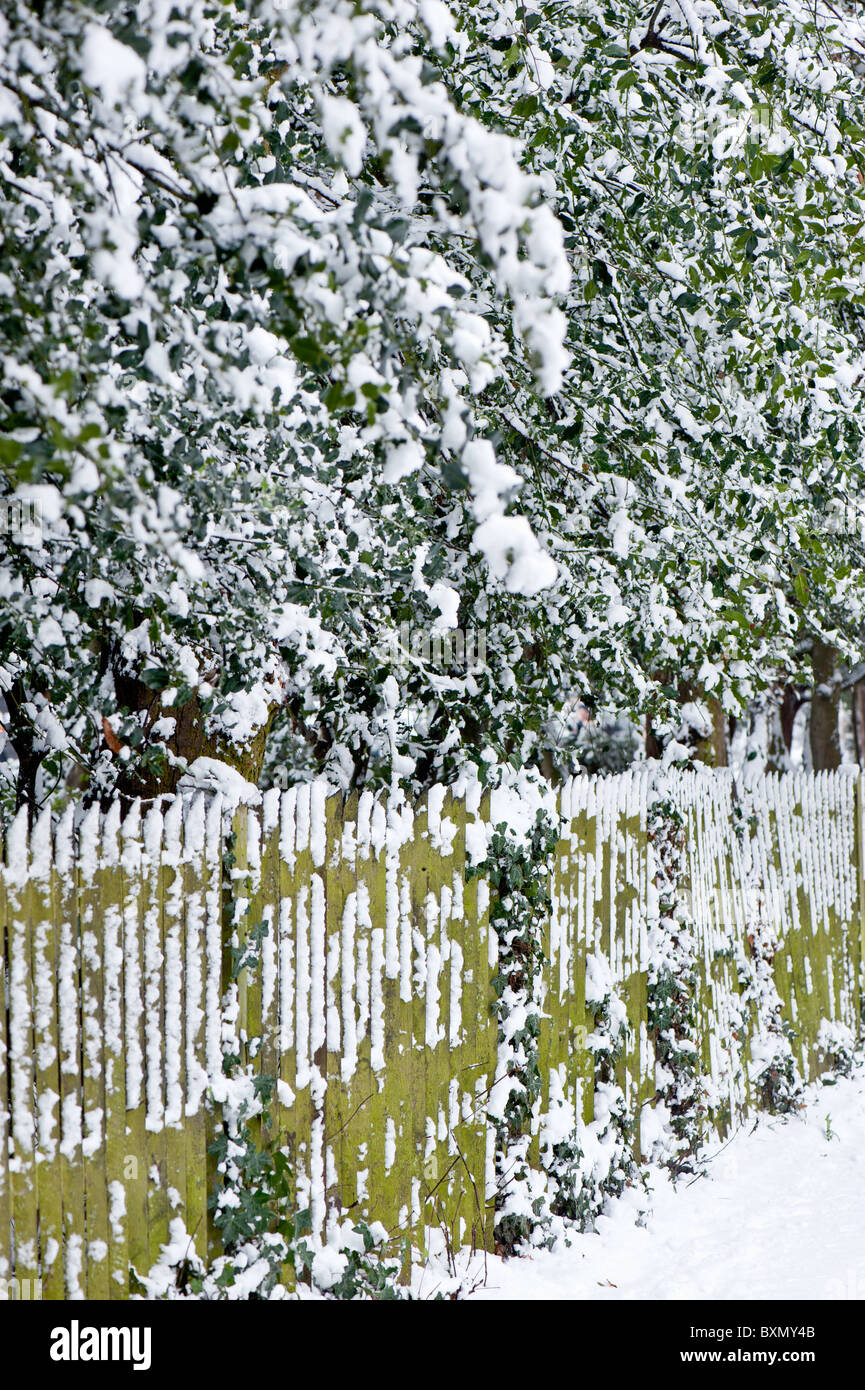 Mattock Lane bedeckt im Schnee, Ealing, London, Vereinigtes Königreich Stockfoto