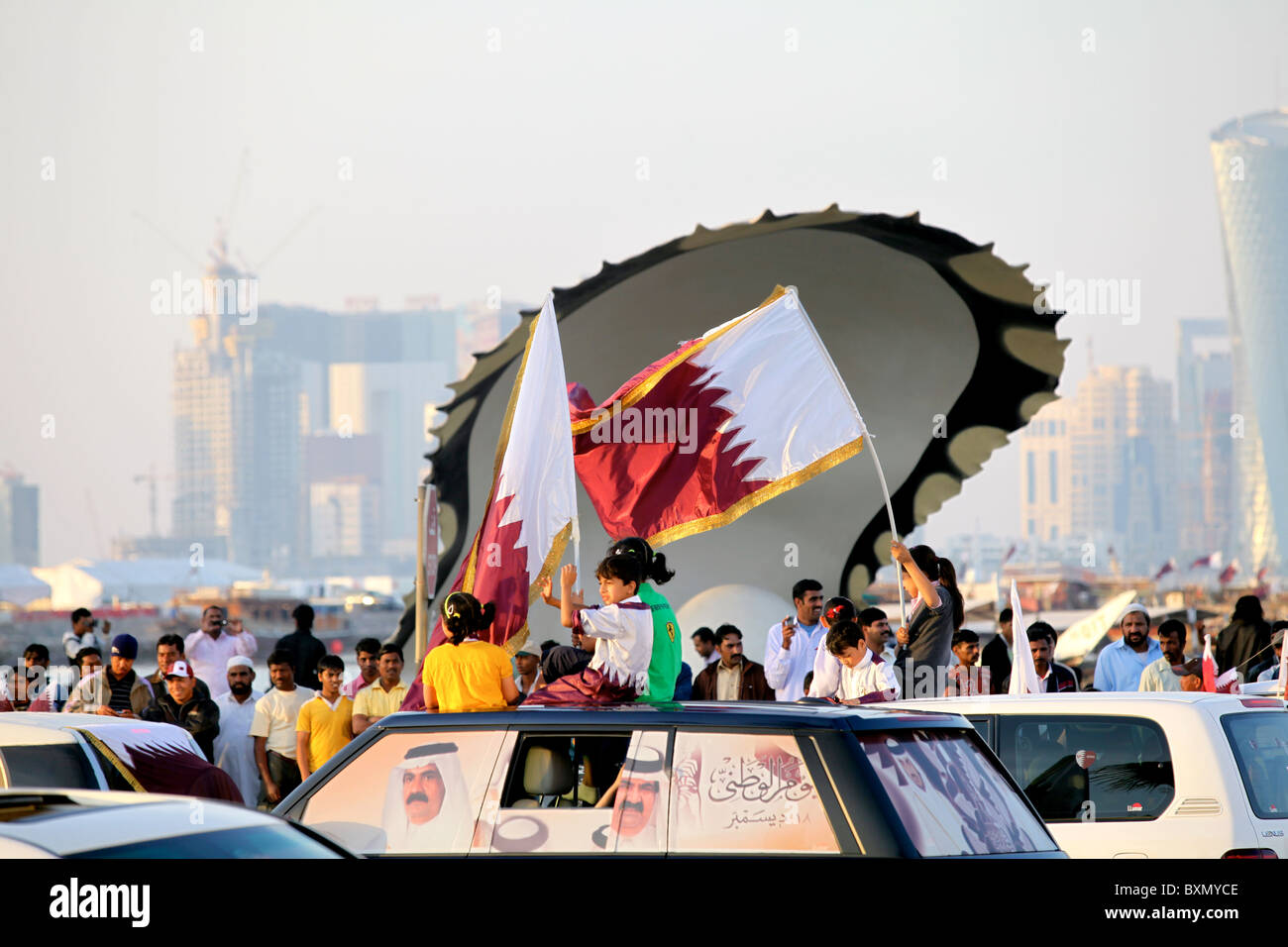 Katar Kinder feiern zum Nationalfeiertag in eine Kavalkade von dekorierten Autos an der Corniche in Doha, Katar, Stockfoto