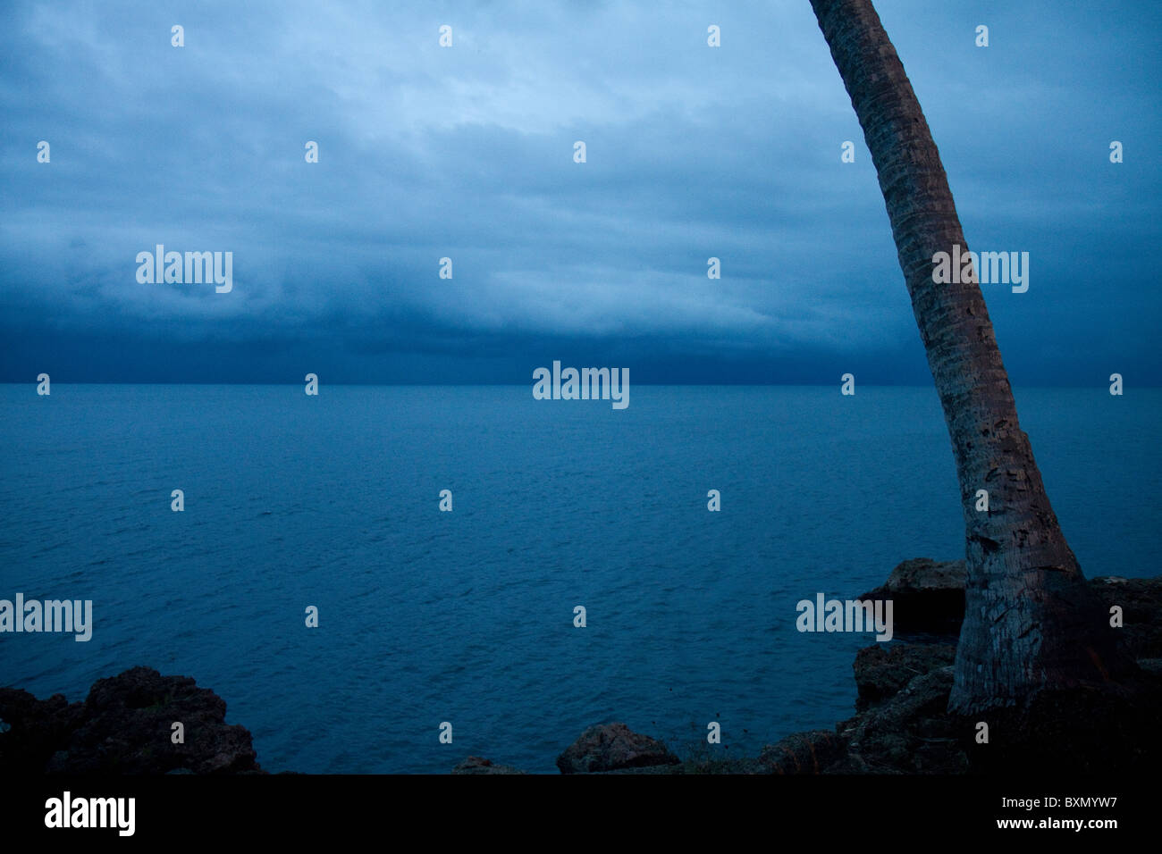Blaue Meer in der Abenddämmerung in Madang Papua Neuguinea Stockfoto