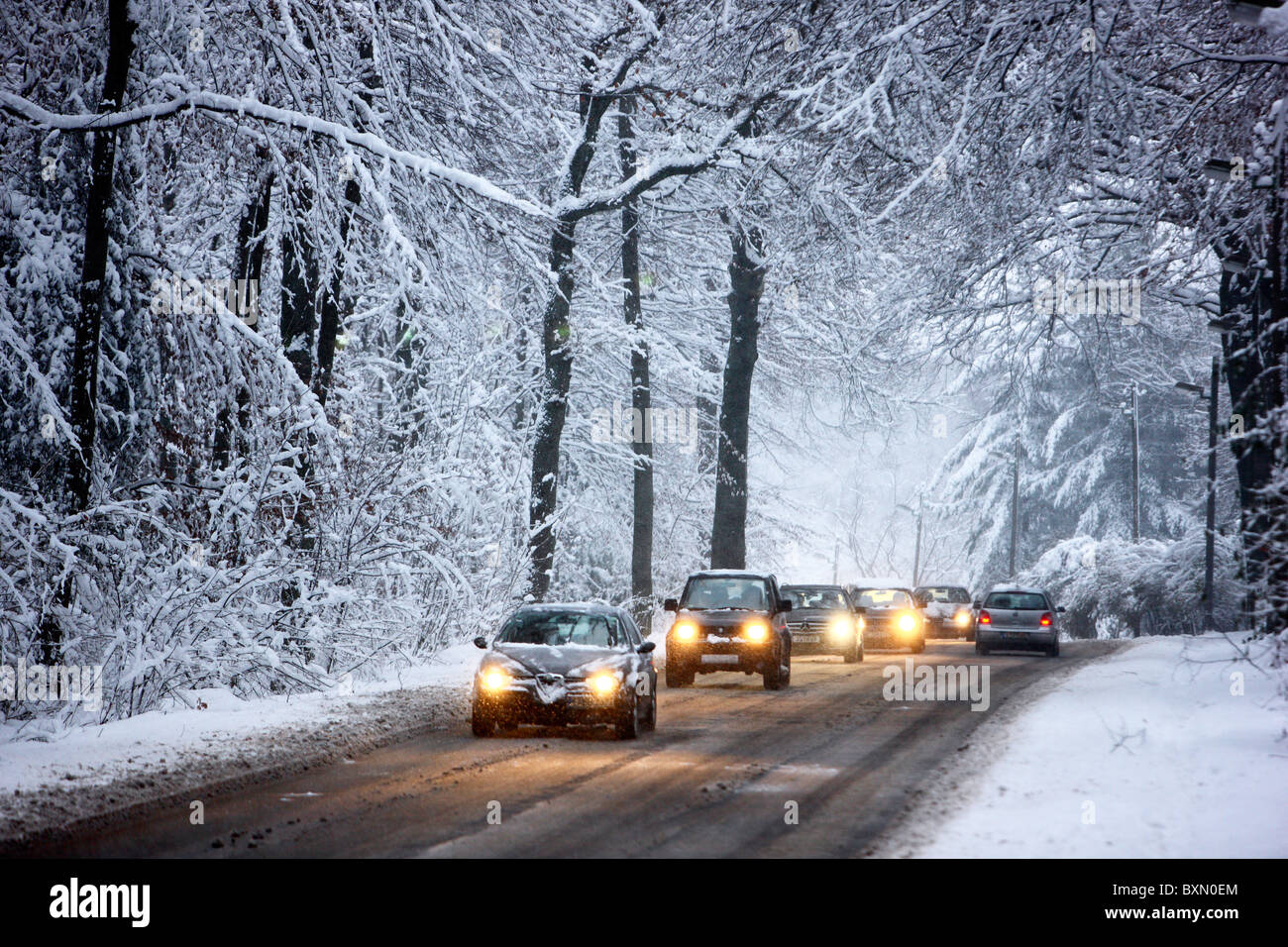 Winter, Verkehr, tief verschneiten Straße durch einen Wald. Stockfoto